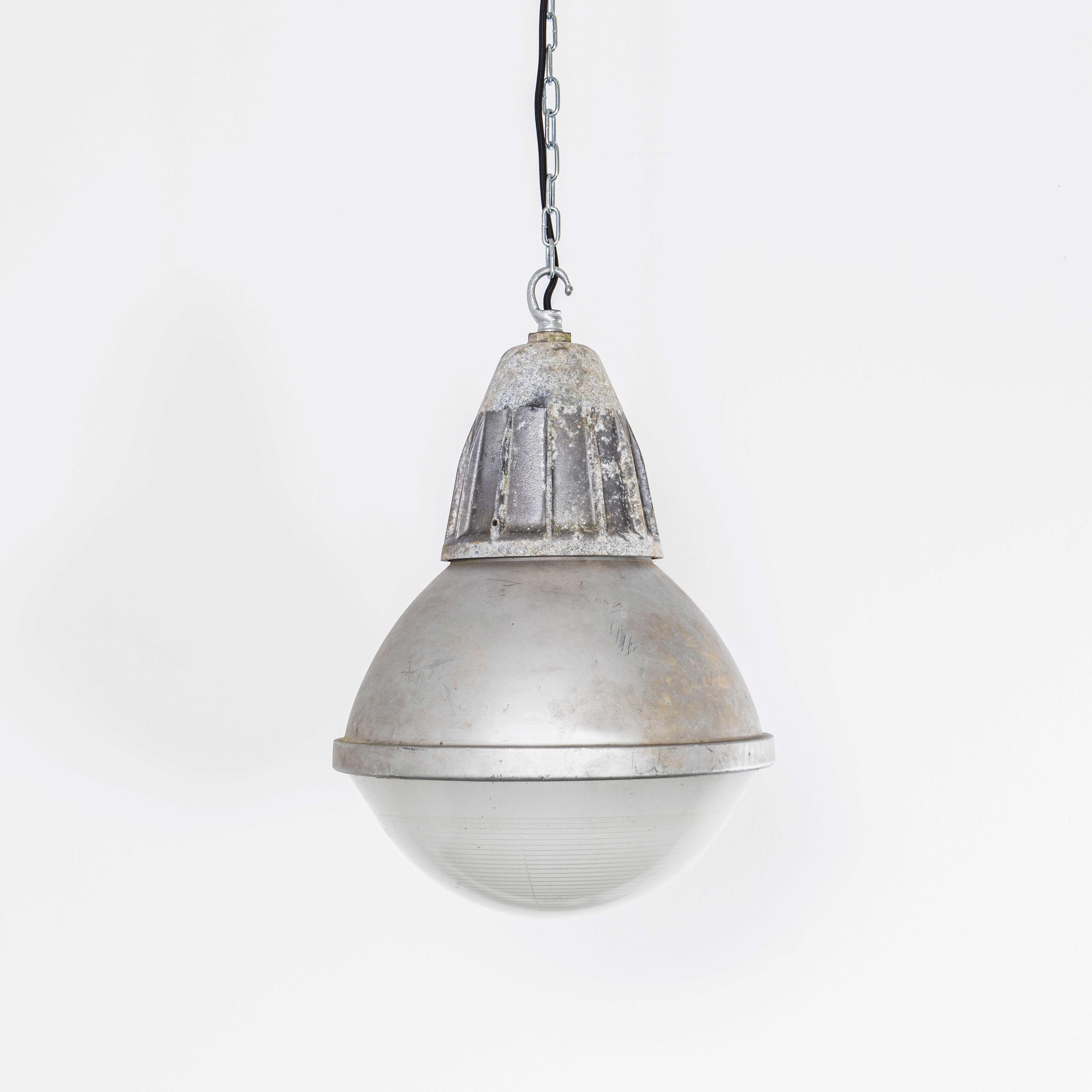 Lampade a sospensione a globo industriale Holophane di grandi dimensioni degli anni '60 in vendita 1