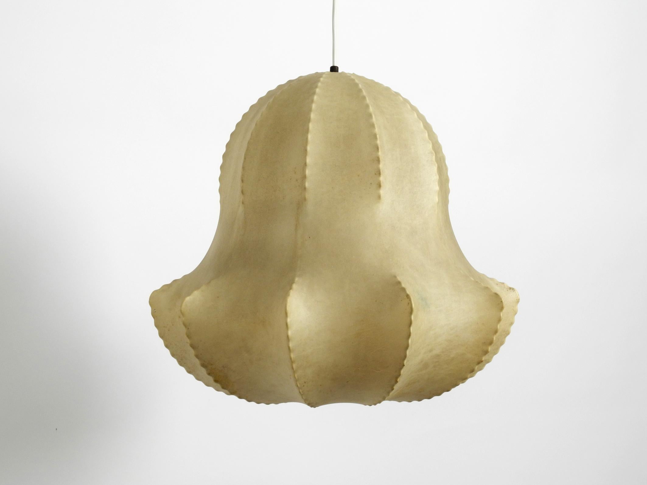 1960s Large Italian Cocoon Pendant Lamp in Rare Shape In Good Condition In München, DE