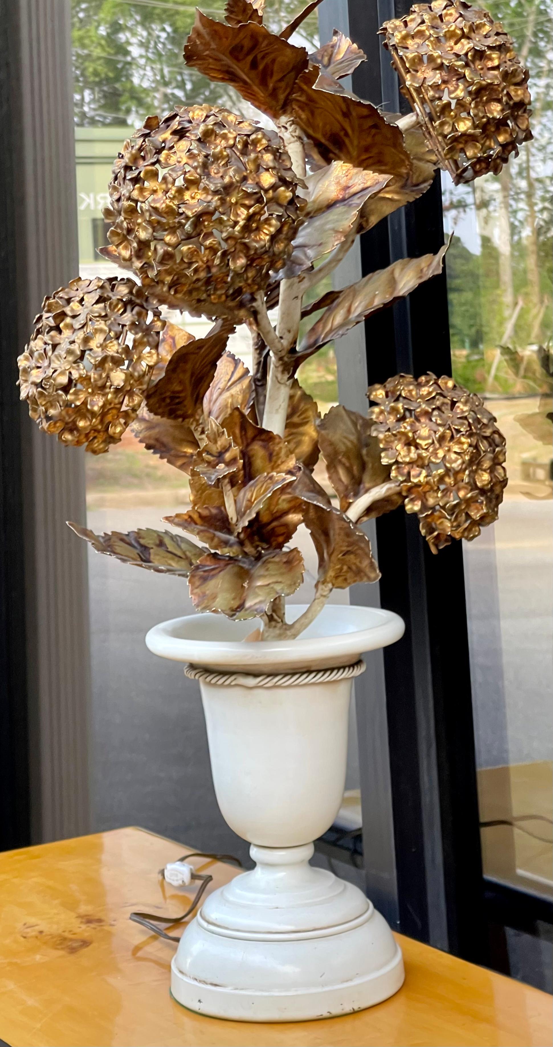 1960s Large Italian Gilt Metal Hydrangeas Tole Planter Table Lamp In Good Condition In Kennesaw, GA