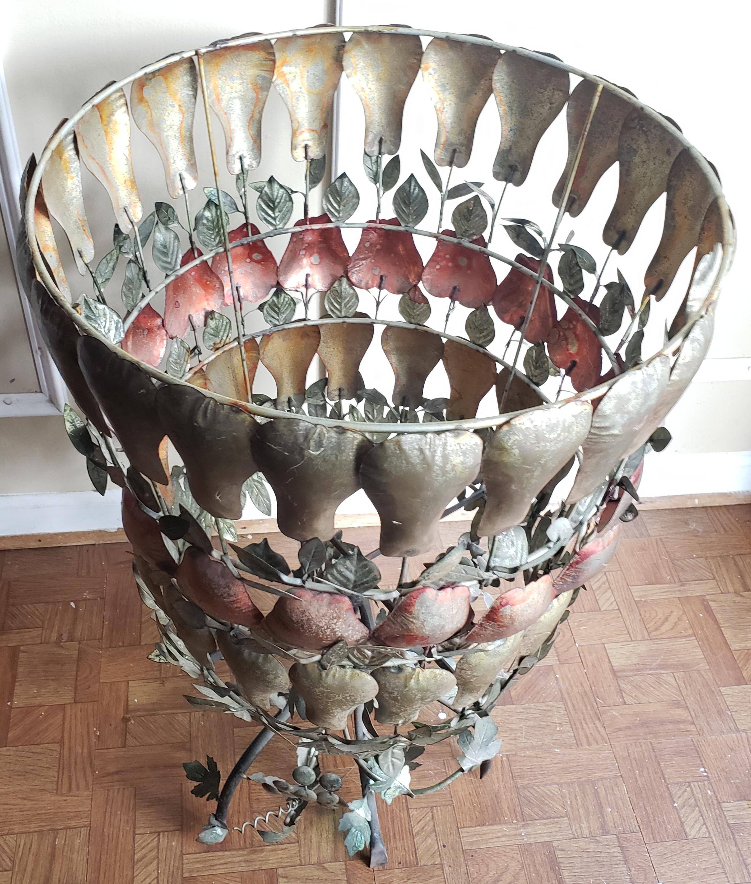 Portavaso decorativo in ferro battuto e tole della metà del secolo scorso. Questo splendido supporto vintage degli anni '60, realizzato a mano in ferro battuto, presenta frutta e pere dipinte a mano con foglie in un bellissimo disegno a forma di