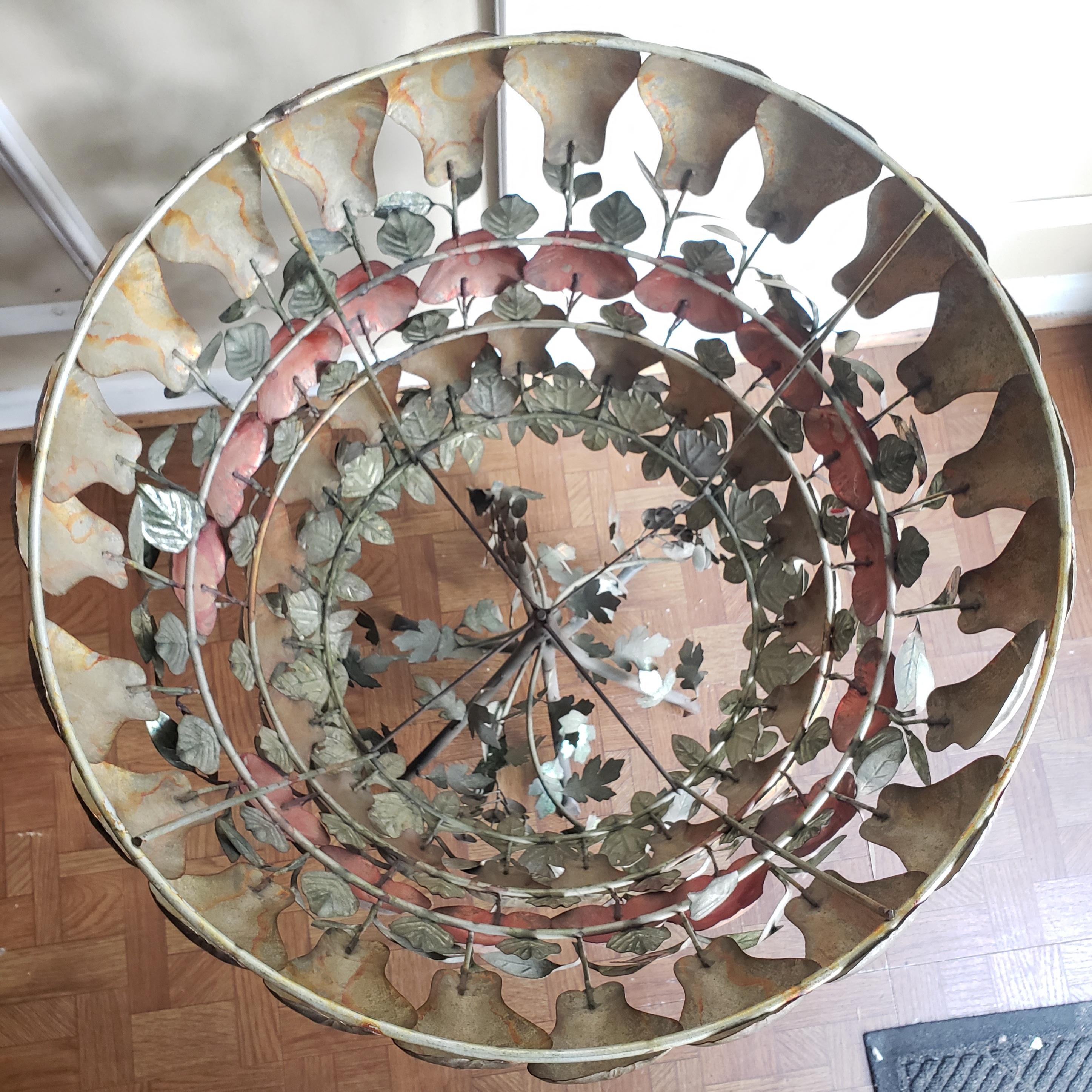Mid-Century moderno Vaso decorativo in ferro e tole degli anni '60, di grandi dimensioni, realizzato a mano. in vendita