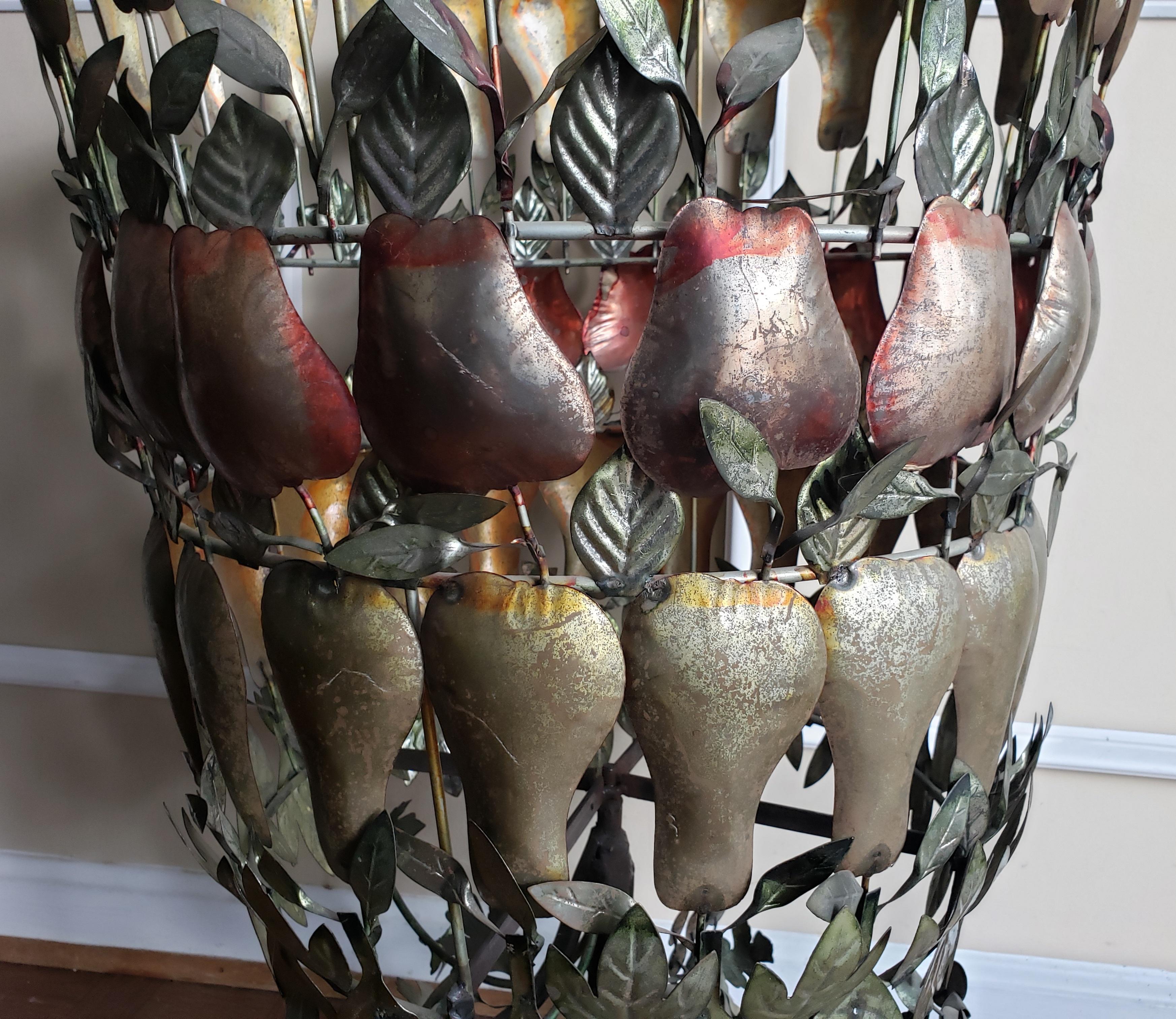 1960s Large Italian Handmade Iron and Tole Decorative Fruit and Leaf Vase Stand In Good Condition For Sale In Germantown, MD