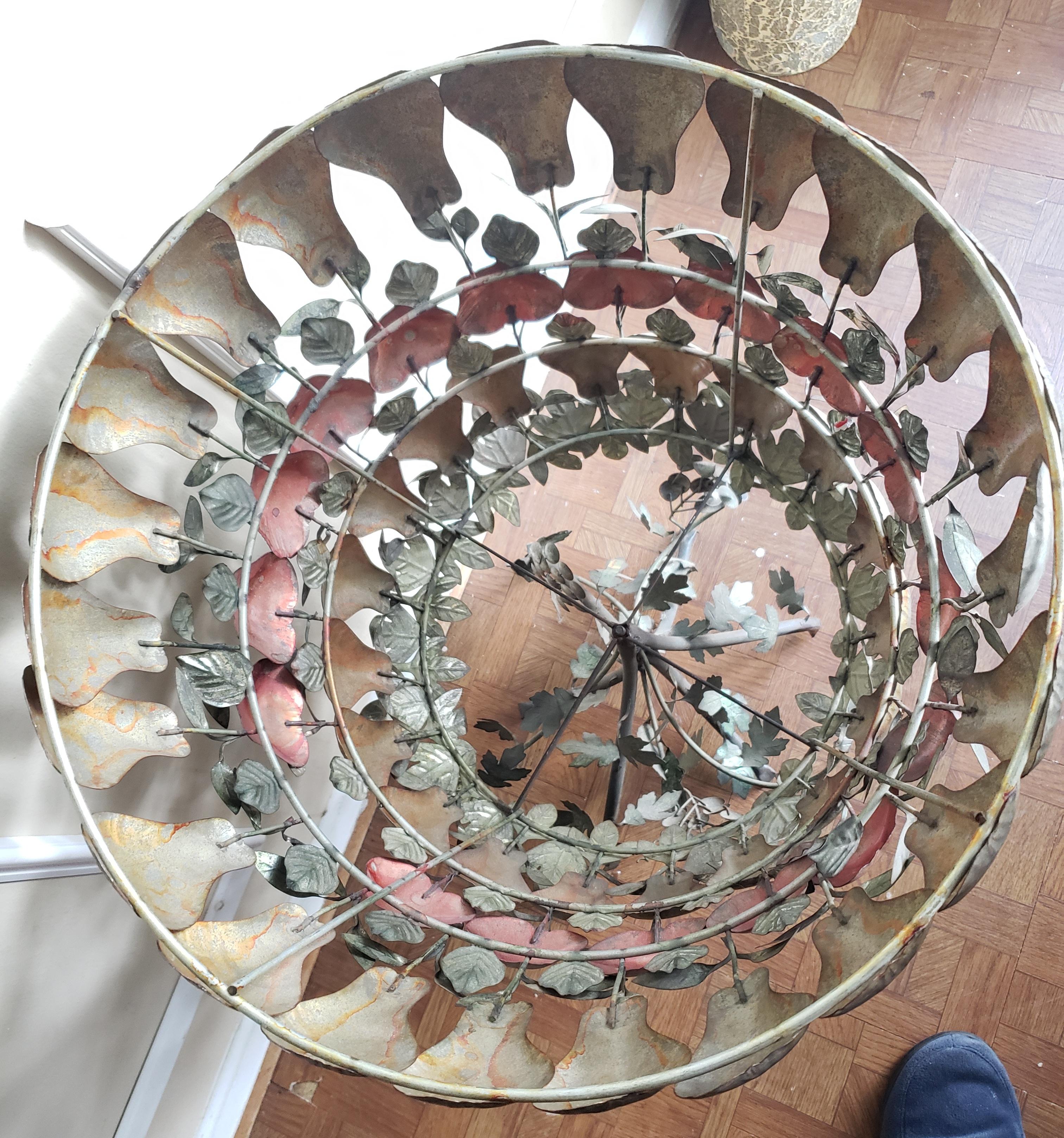 XX secolo Vaso decorativo in ferro e tole degli anni '60, di grandi dimensioni, realizzato a mano. in vendita