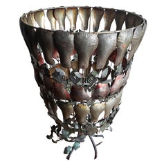 Vaso decorativo in ferro e tole degli anni '60, di grandi dimensioni, realizzato a mano.