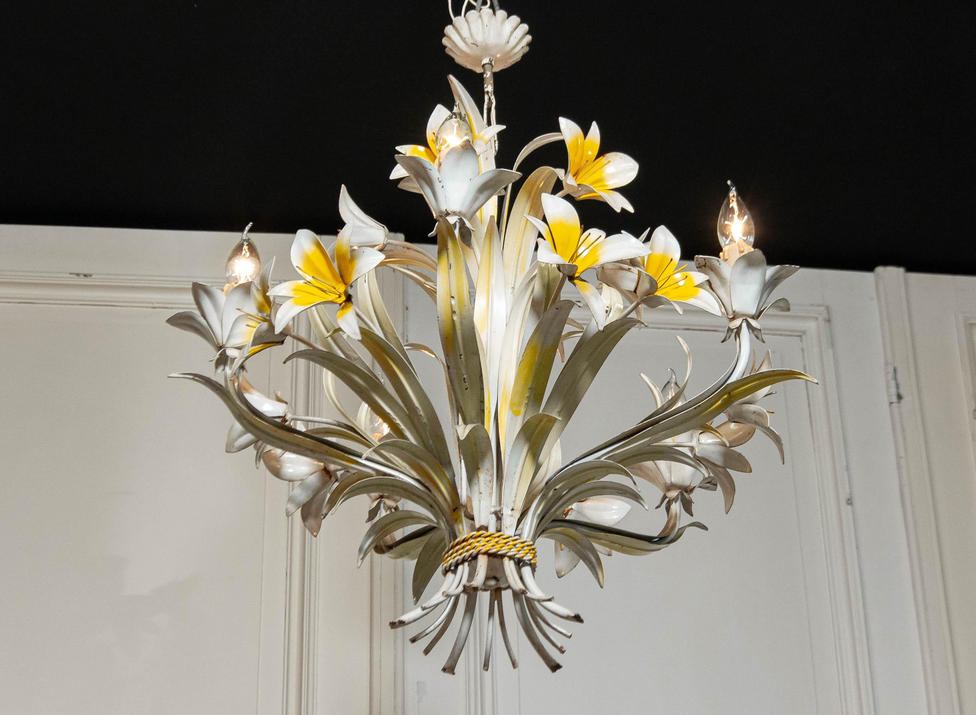 Metà XX secolo Lampadario Lely Tole in metallo anni '60 di grandi dimensioni in vendita