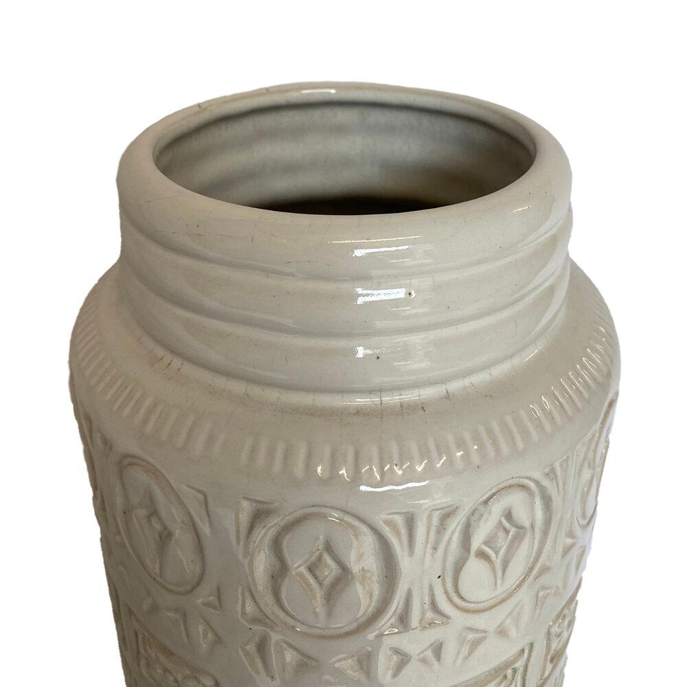 Exemple frappant de poterie ouest-allemande, ce grand vase du milieu du siècle a été fabriqué par Scheurich Keramik, le producteur le plus prolifique du mouvement WGP. Influencé par les principes de conception du Bauhaus, le vase présente des bandes