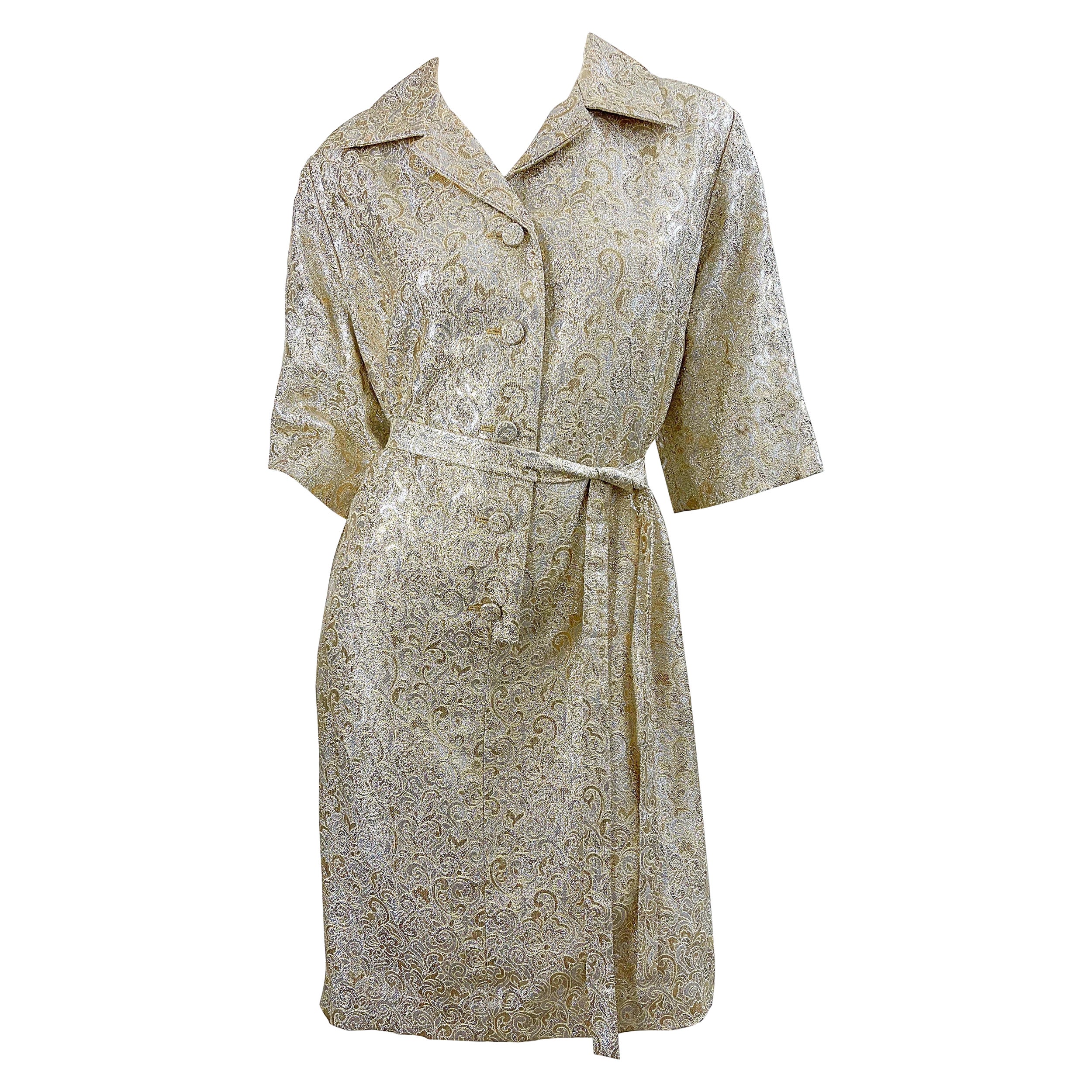 Vestido camisero con cinturón de los años 60 con brocado de seda plateado dorado de gran tamaño