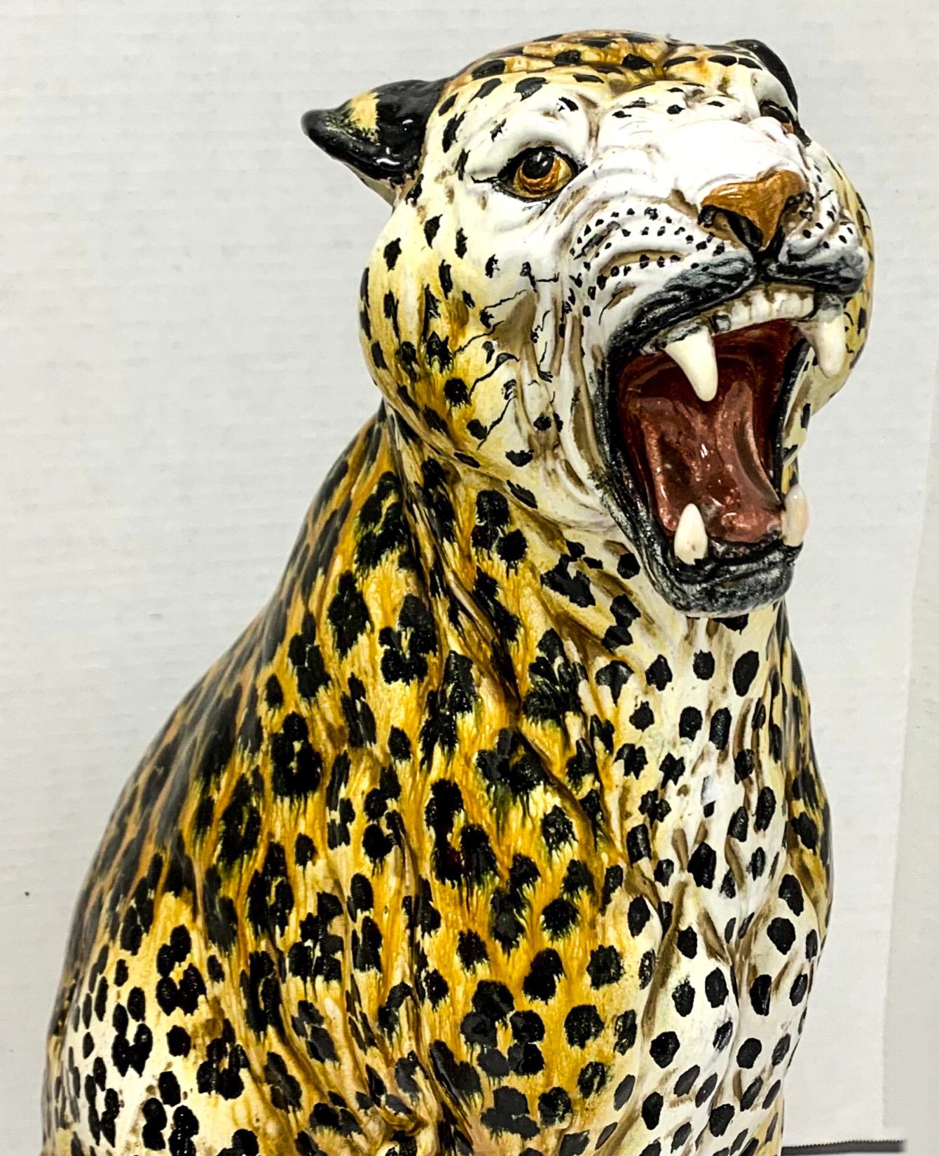 J'adore mes animaux en terre cuite ! Il s'agit d'un léopard italien à grande échelle de l'époque Hollywood Regency. Il est en très bon état avec sa finition vibrante peinte à la main.