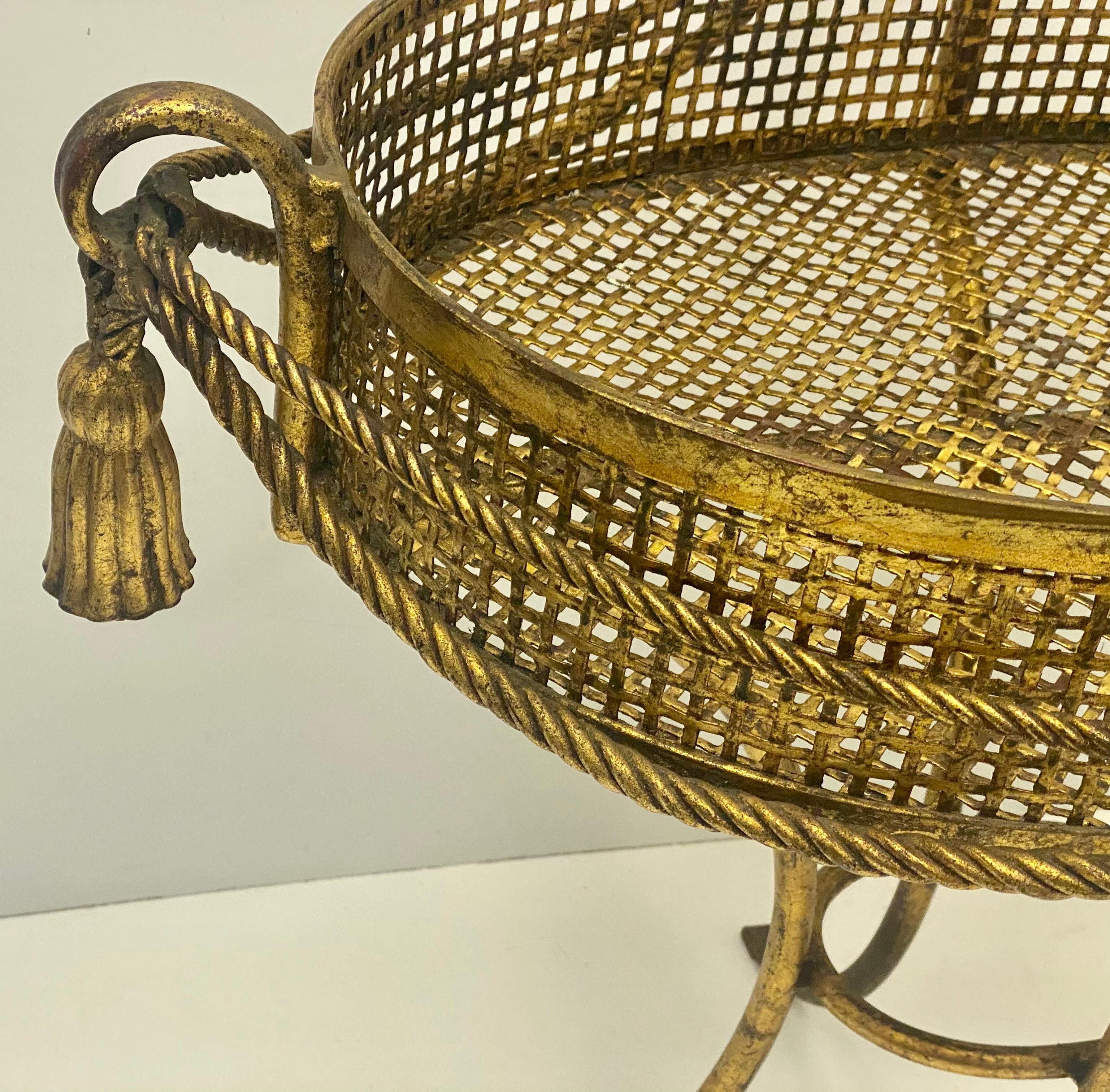 1960s Large Scale Italian Hollywood Regency Gilt Tassel Planter In Good Condition For Sale In Kennesaw, GA