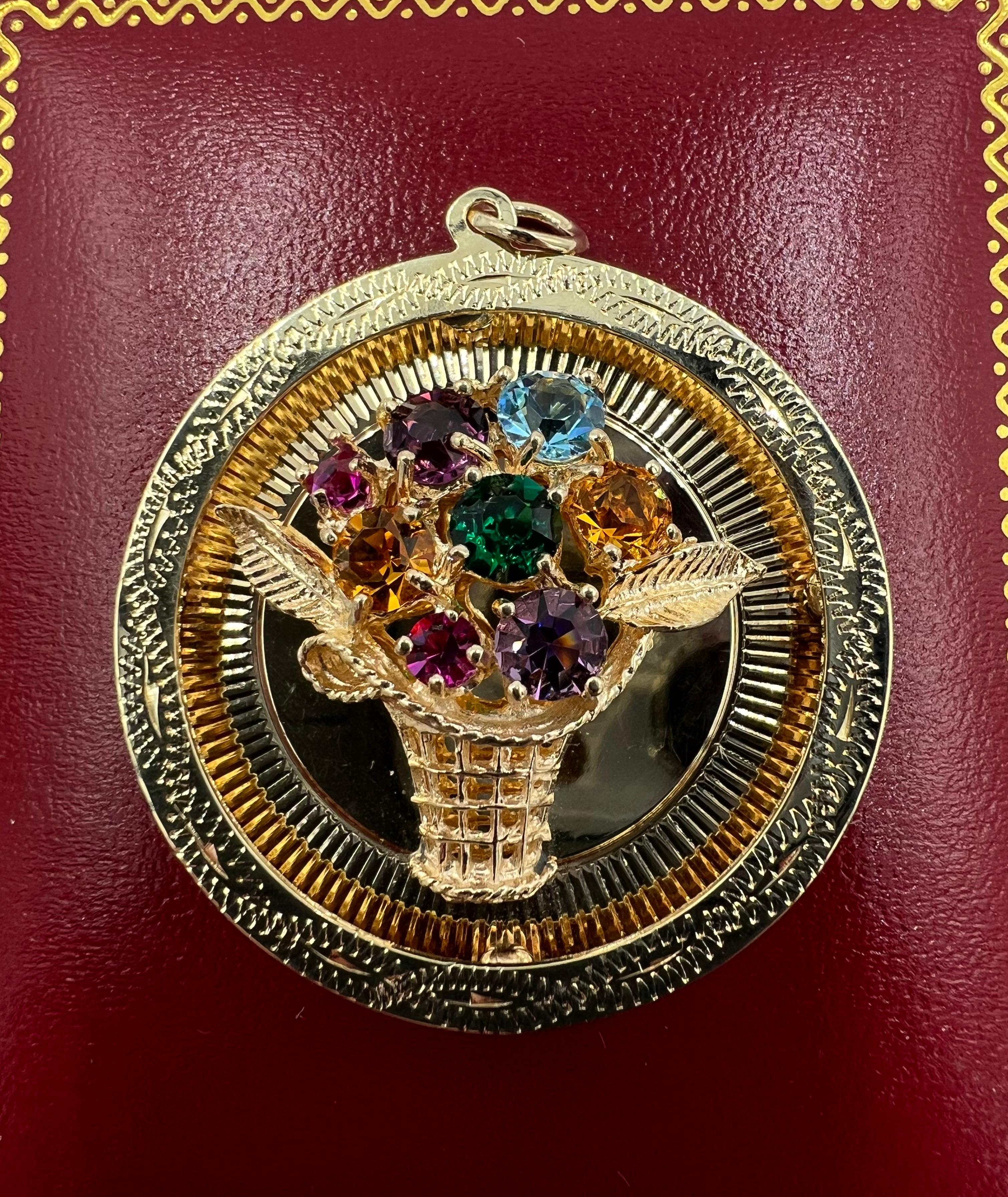1960 Grande cesto di pietre in oro giallo 14 carati con charme.

Il ciondolo Charm in oro giallo 14K 1960 Large Shadow Box Basket of Stones rappresenta un'intersezione unica tra l'arte e l'artigianato prevalenti nel design dei gioielli della metà