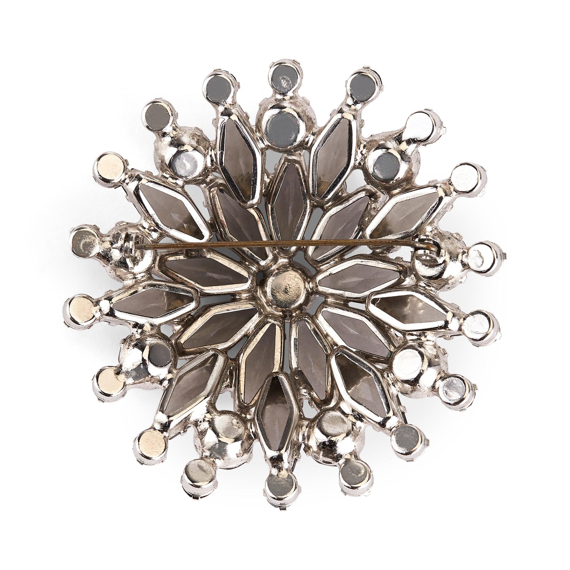 Diese beeindruckend große Brosche aus den späten 1950er- bis frühen 1960er-Jahren zeichnet sich durch eine große Anzahl durchscheinender navetteförmiger Steine aus, die von leuchtend roten, runden Steinen umgeben sind, die alle einzeln in Zacken