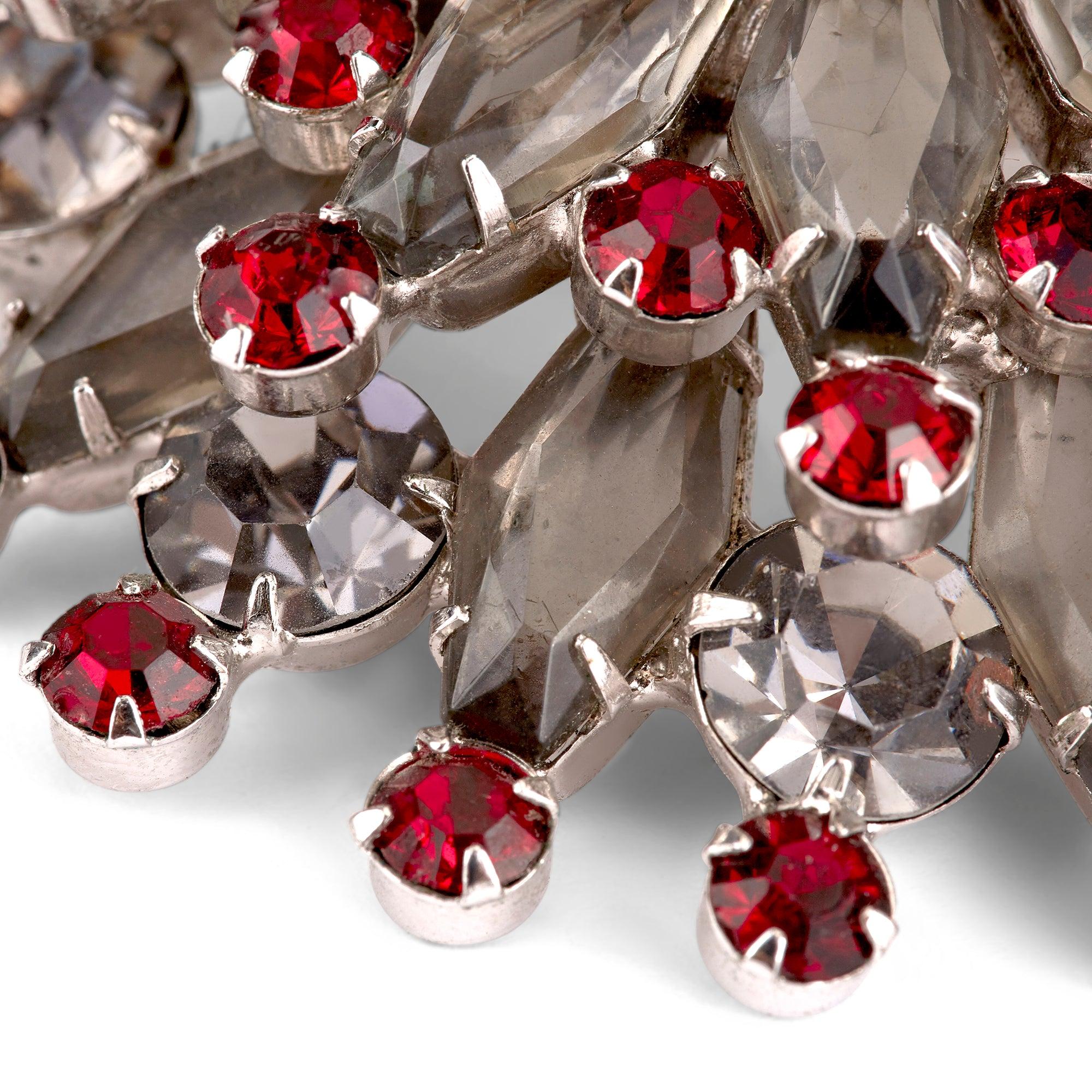 1960er Jahre Große Silberbrosche mit roten Steinen Damen im Angebot