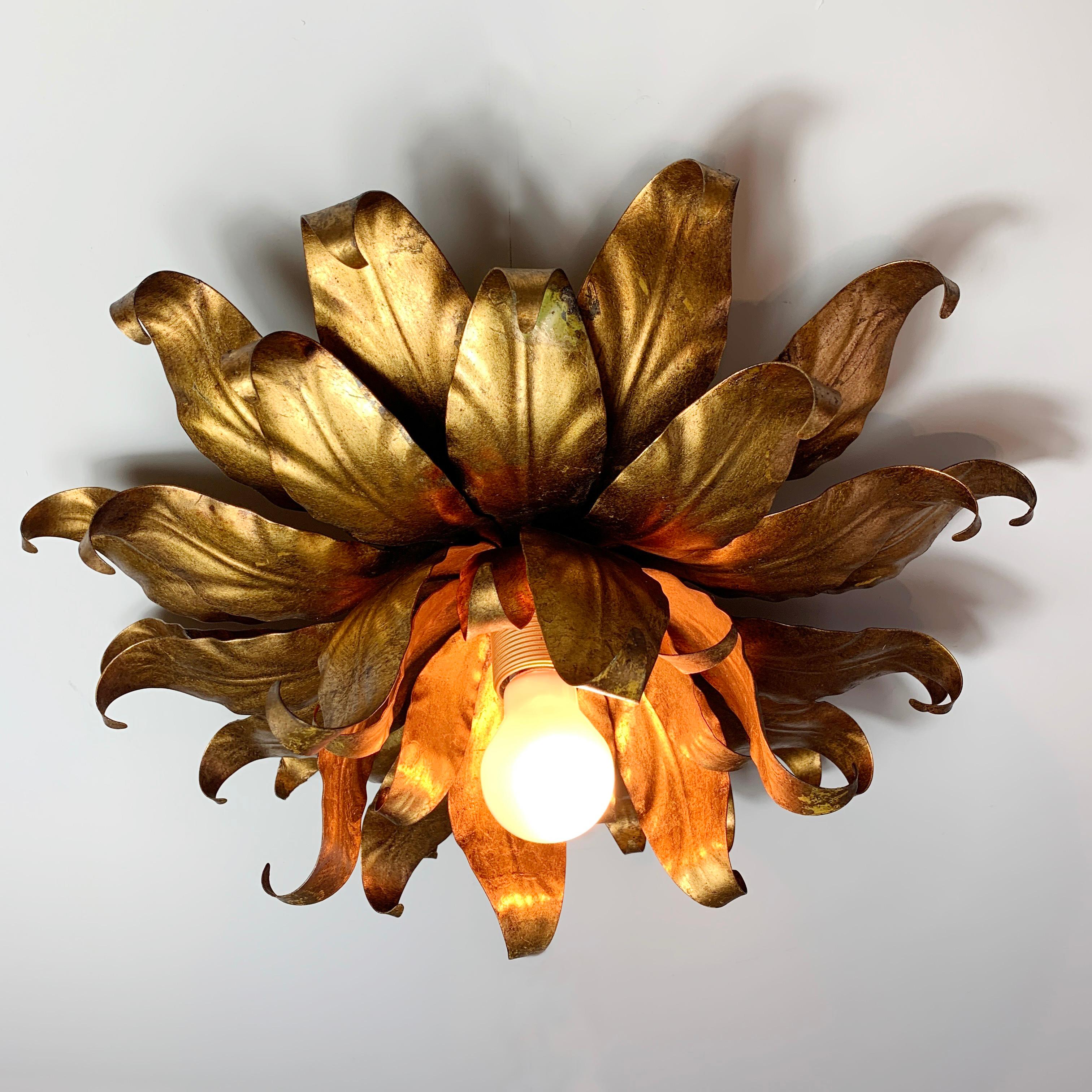1960s Large Toleware Italian Gilt Flower Light In Good Condition In Hastings, GB