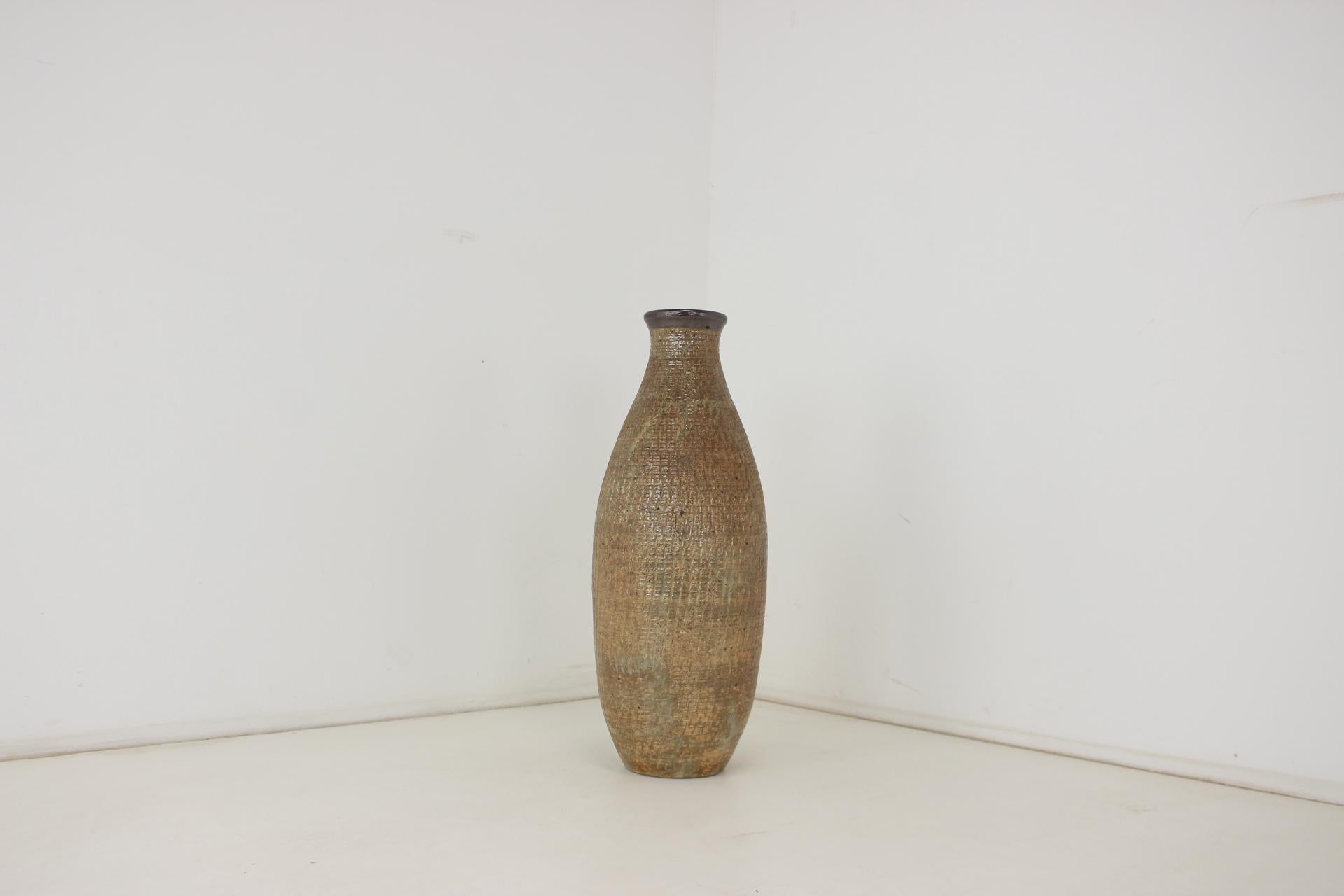 Ceramic vase made in Czechoslovakia.
Good original condition.