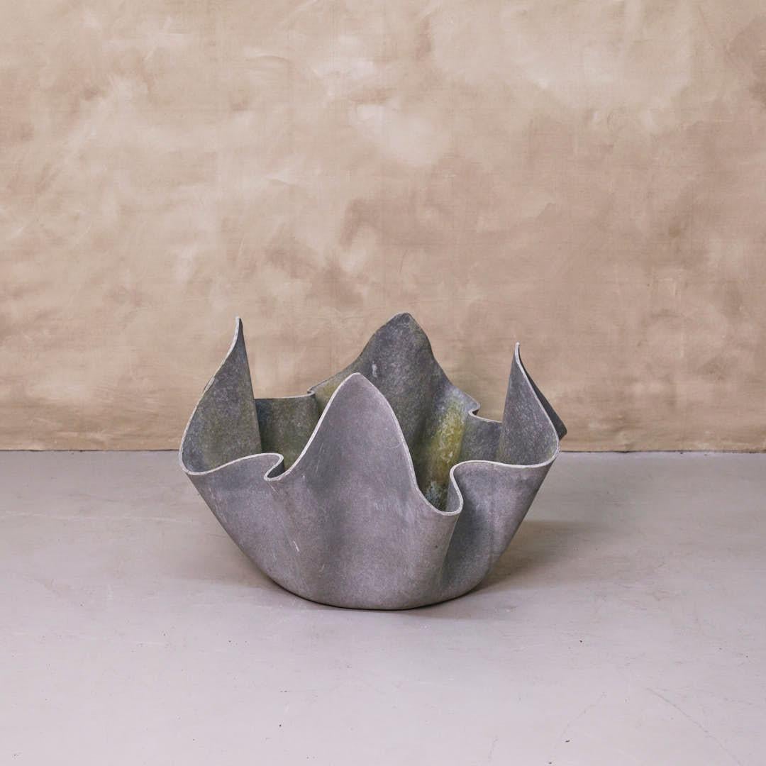 Increíble jardinera pañuelo grande de hormigón fundido fabricada en Suiza, años 60. Pieza vintage con gran forma moderna de Willy Guhl, perfecta para uso interior o exterior. Maravilloso envejecimiento, musgo y pátina por todas partes. Otros tamaños