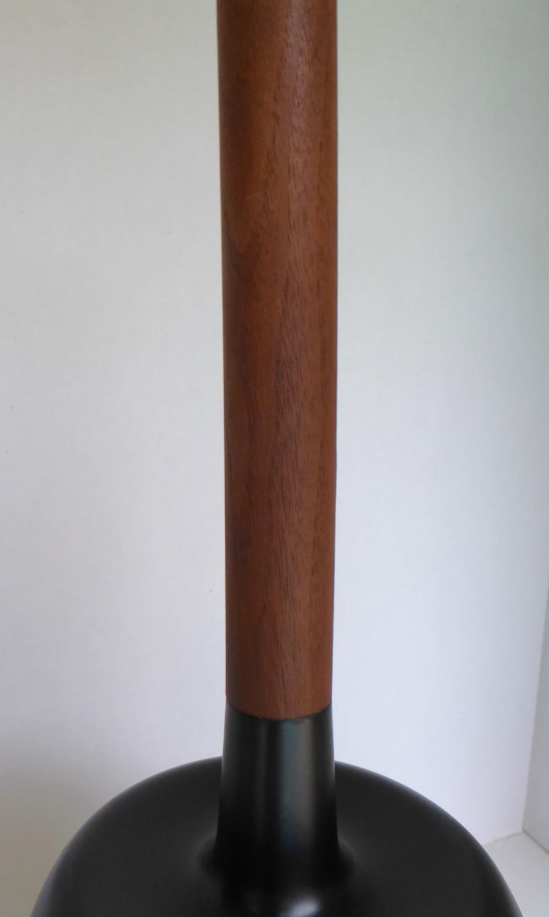 Metà XX secolo 1960 Laurel Lighting Lampada da tavolo in sughero/teak/metallo, stile Mid Century Modern in vendita