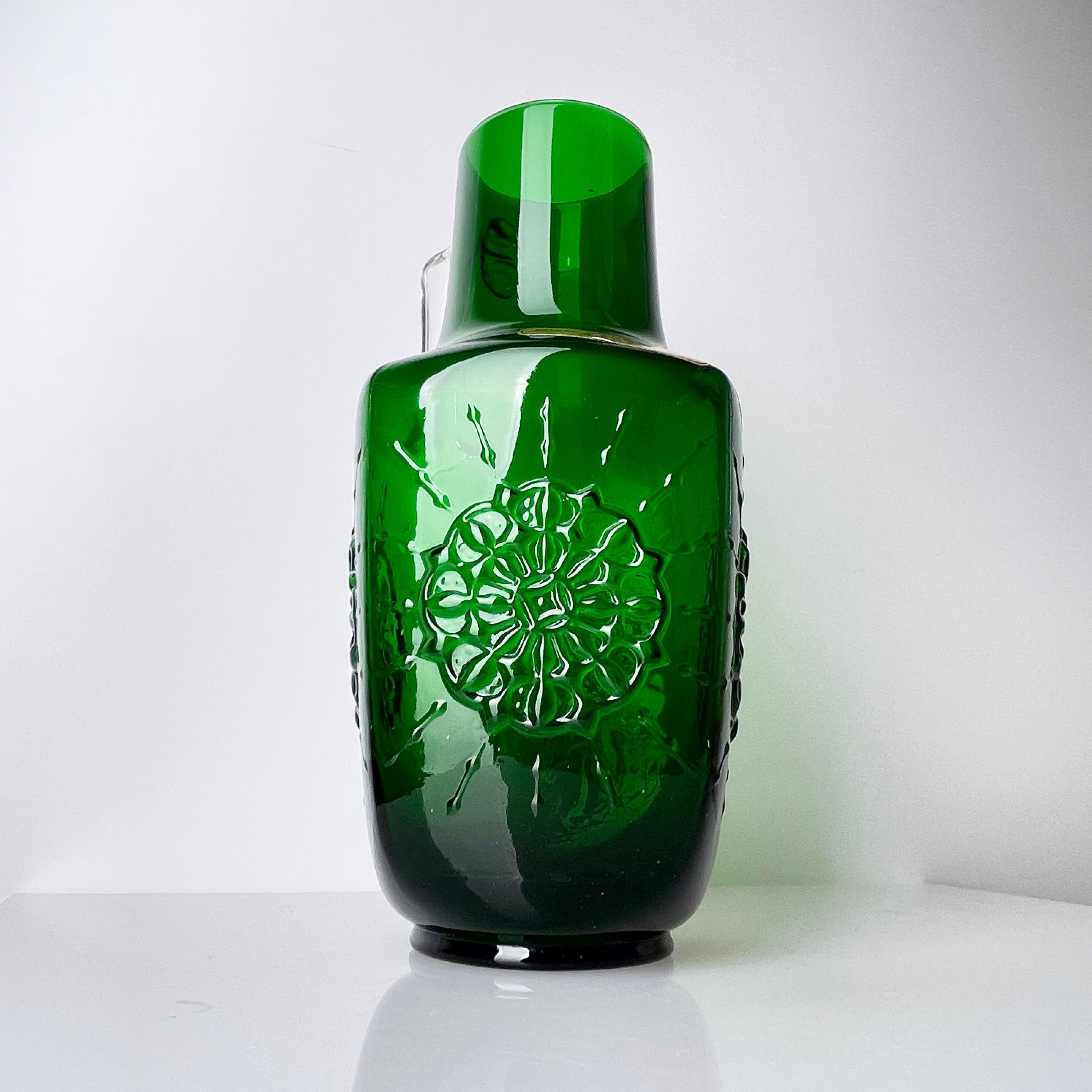 1960's Lavorazione A Mano, Italy emerald green glass vase For Sale 3