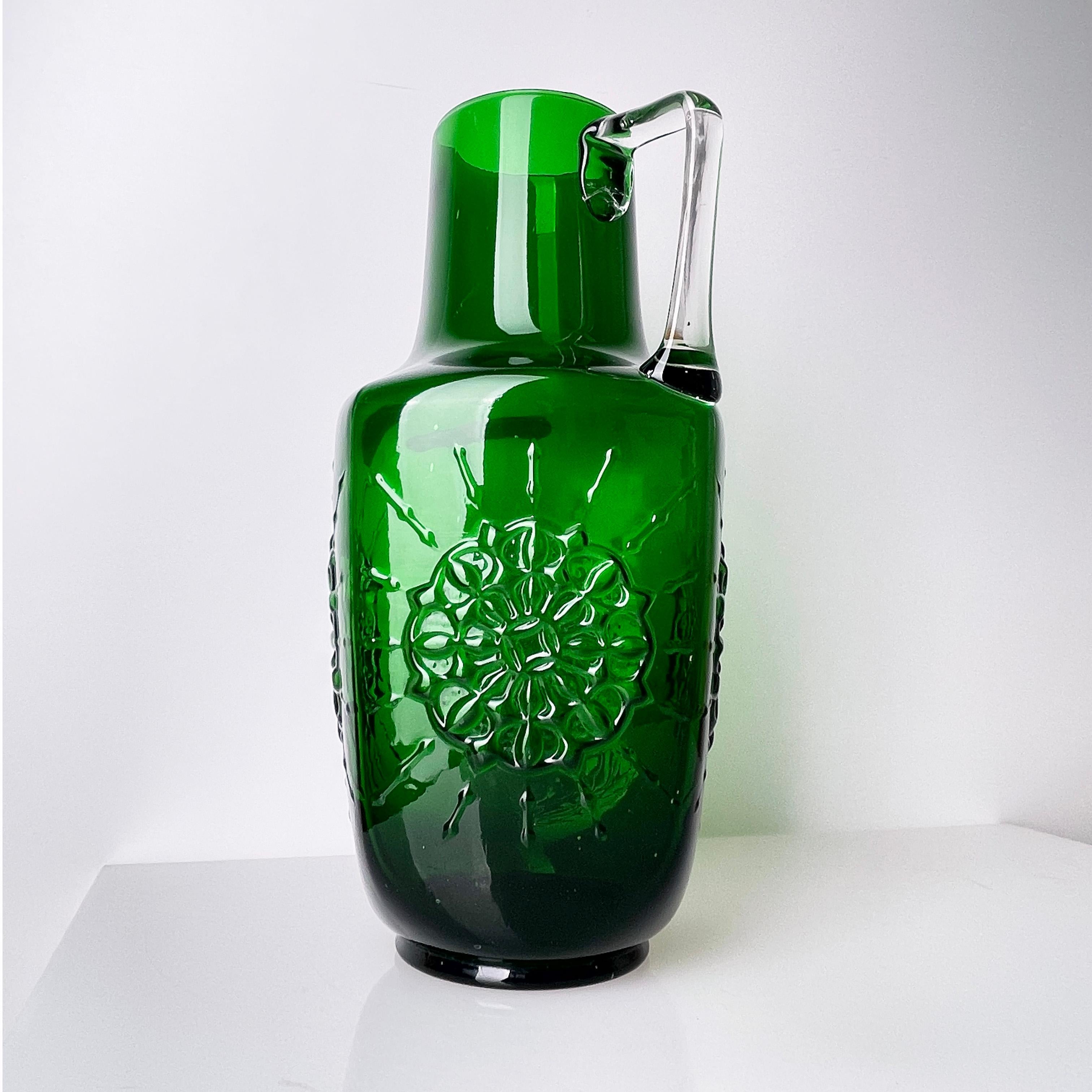1960's Lavorazione A Mano, Italy emerald green glass vase For Sale 6