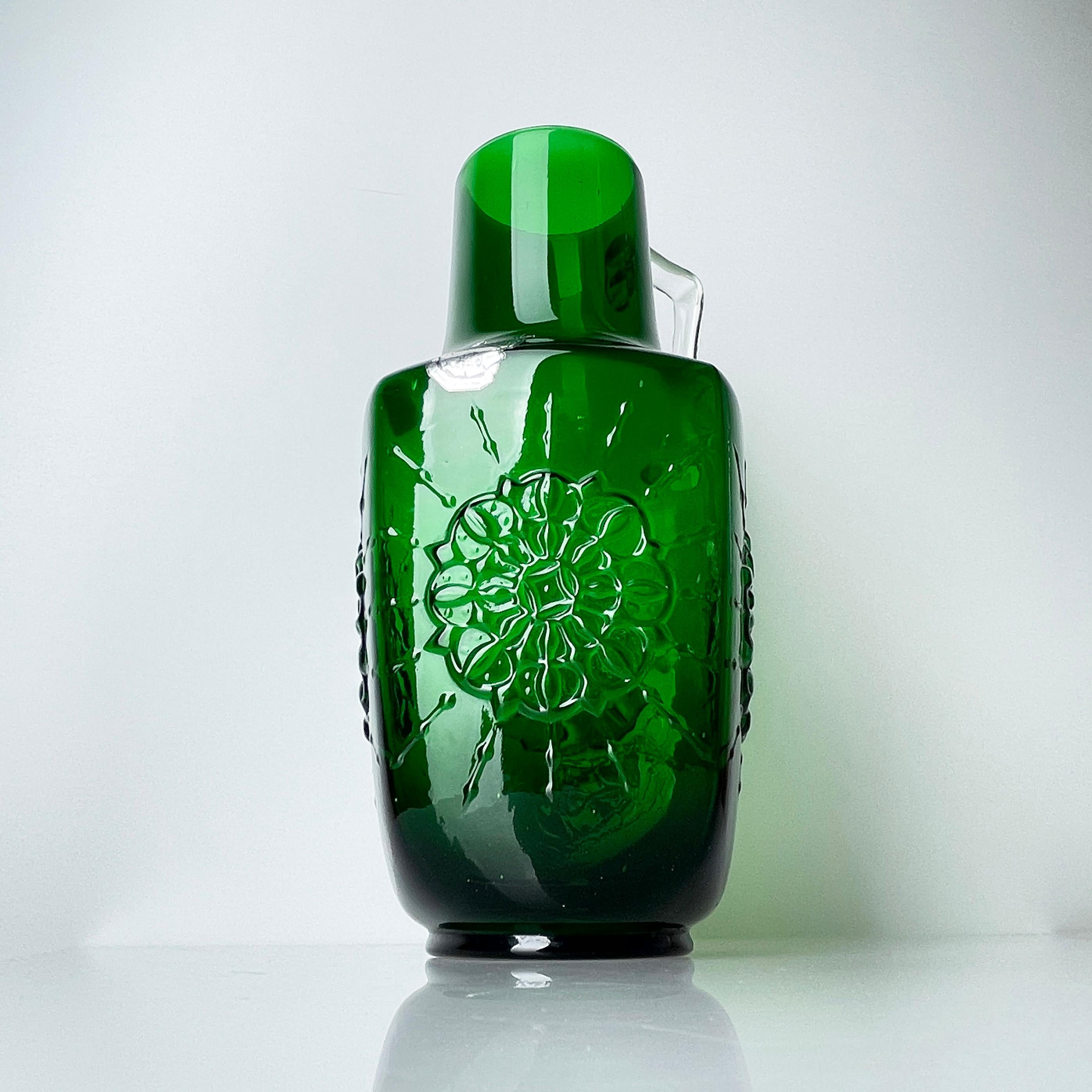 1960's Lavorazione A Mano, Italy emerald green glass vase In Excellent Condition For Sale In Bern, CH