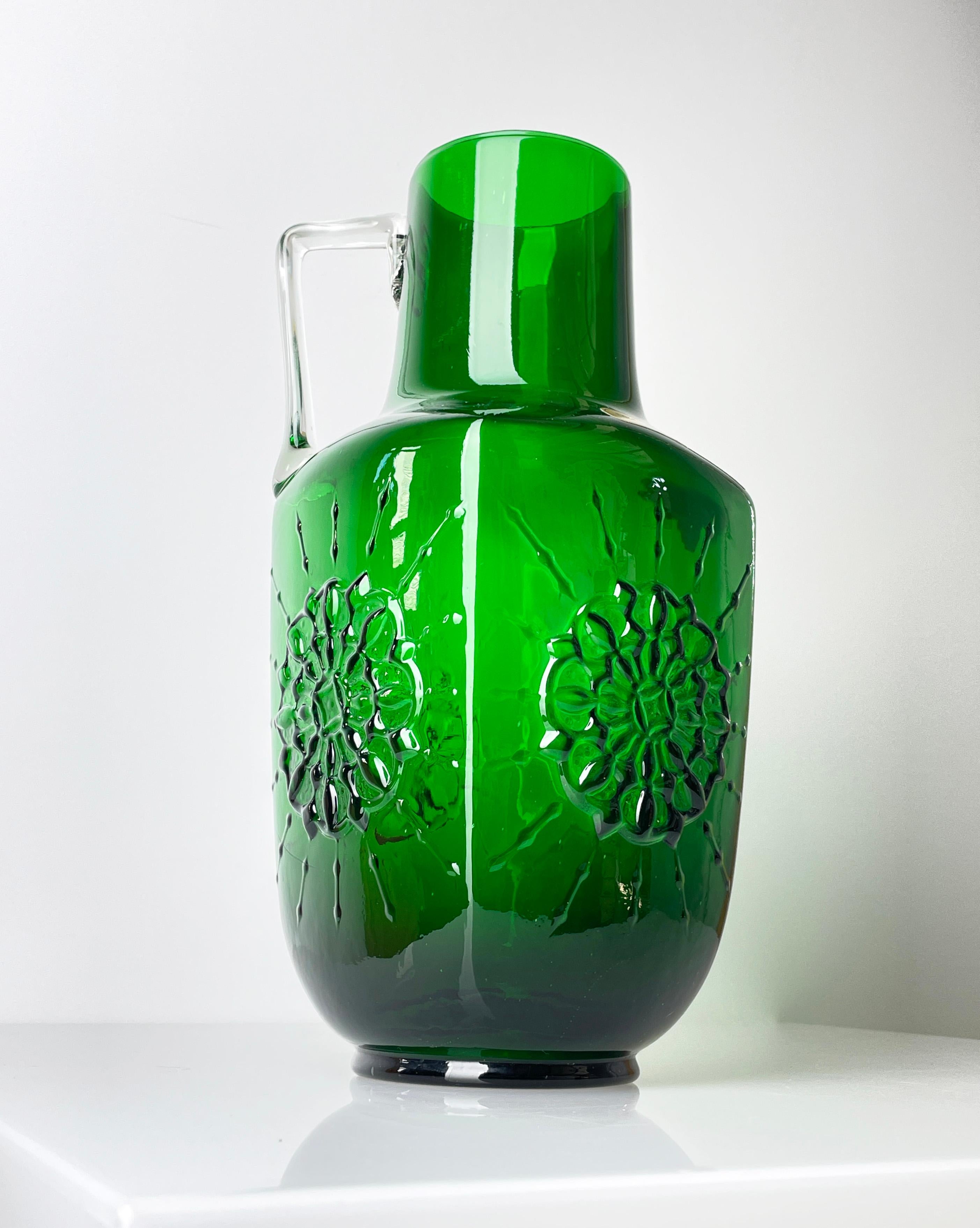 Glass 1960's Lavorazione A Mano, Italy emerald green glass vase For Sale
