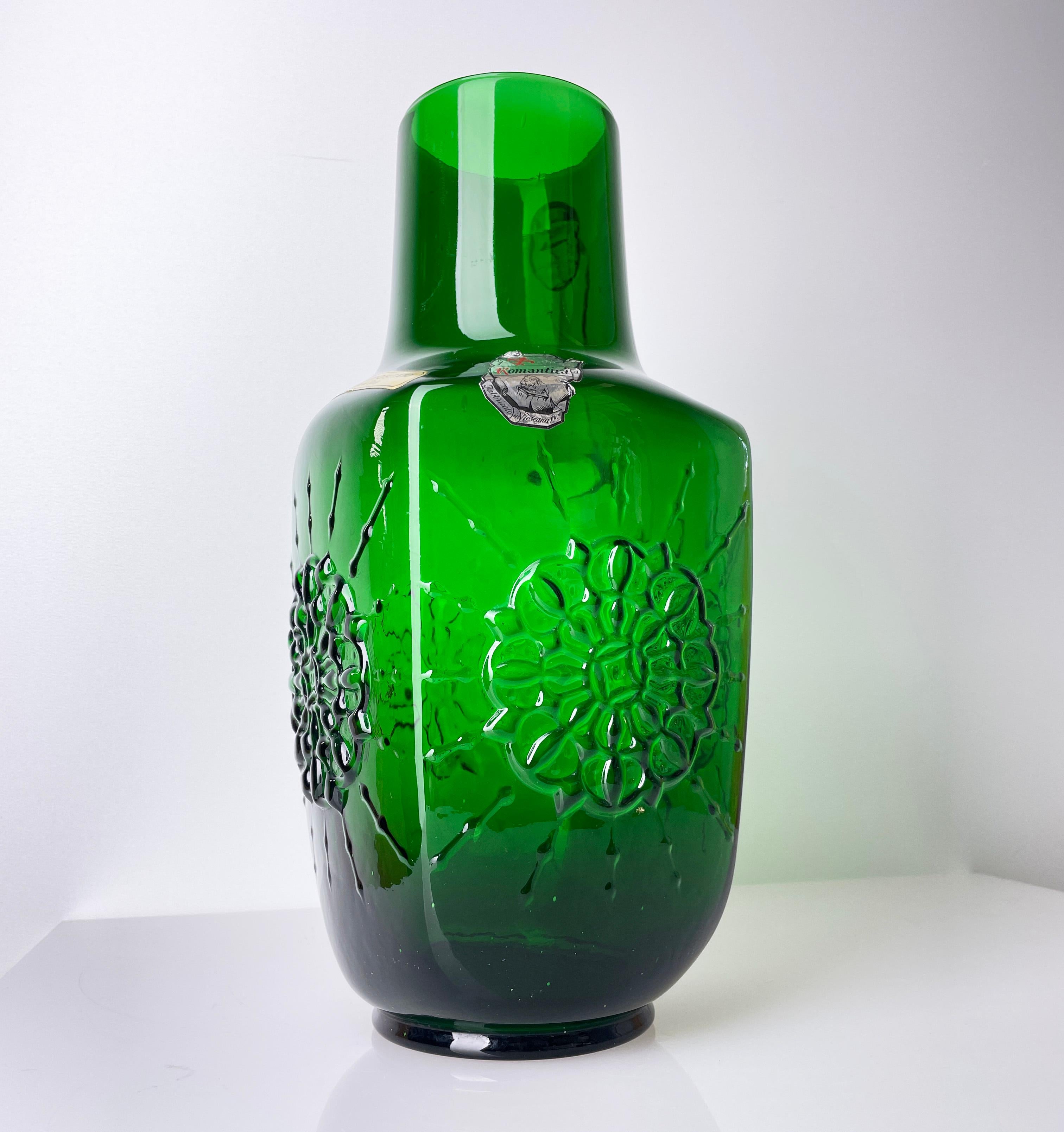 1960's Lavorazione A Mano, Italy emerald green glass vase For Sale 2