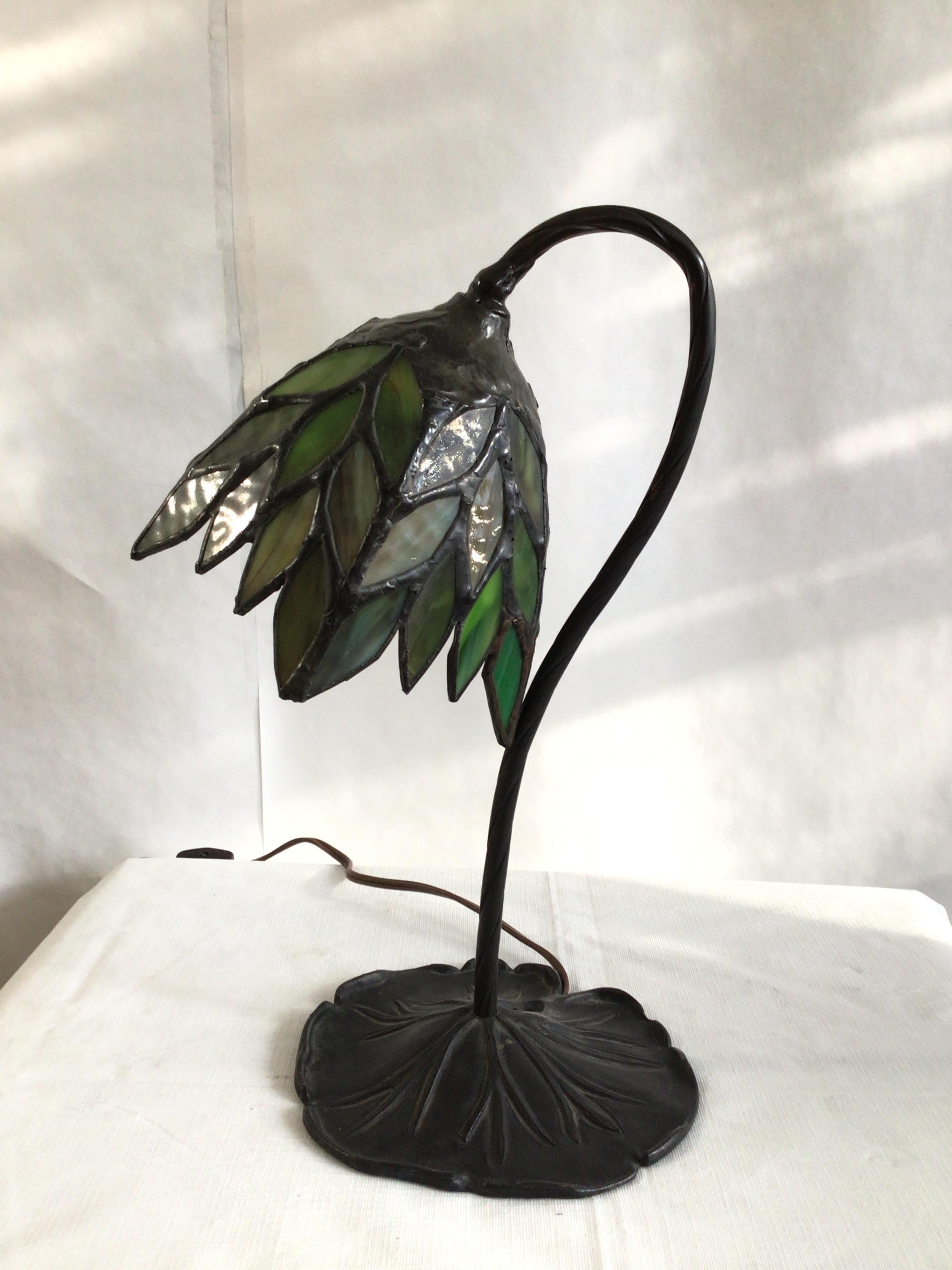 Inconnu Lampe de bureau des années 1960 en verre teinté au plomb sur une base en métal en forme de nénuphar en vente