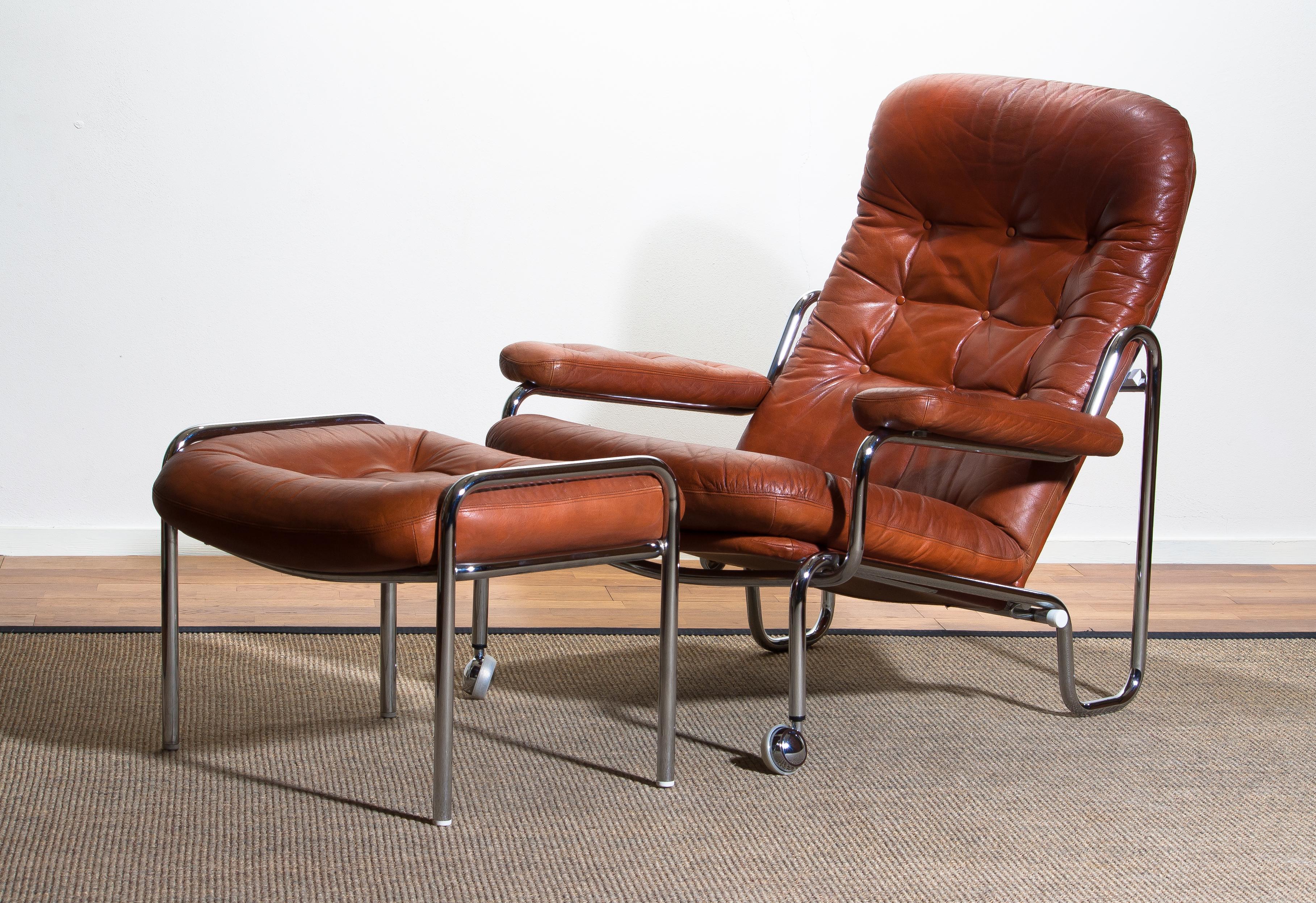 Beautiful set of a chair and ottoman made by Göte möbel. (labelled)
The chair and ottoman are made of a chromed tubular frame with a cognac leather seating.
Both are in a very nice and good condition.
The backrest and seating are adjustable.