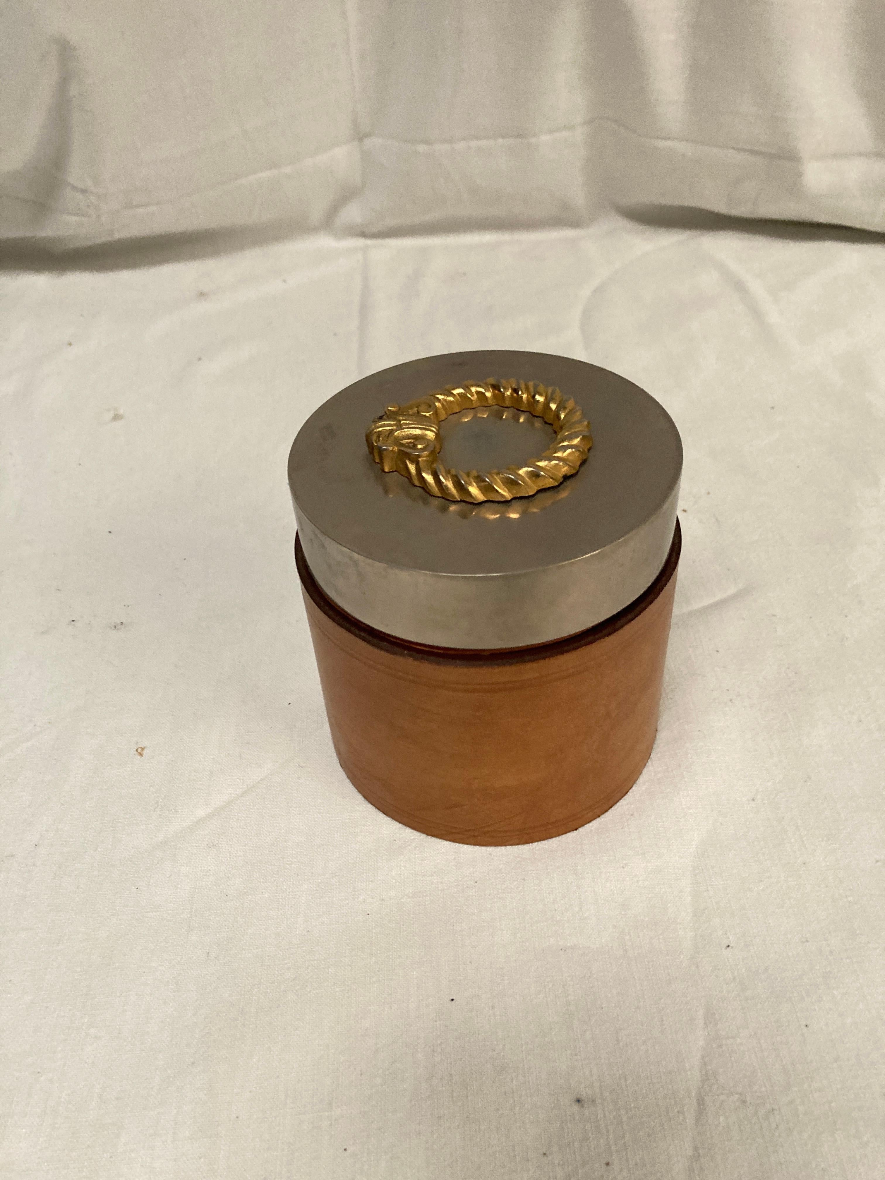 Caja decorativa de cuero y metal de los años 60 
Firmado por Hermès