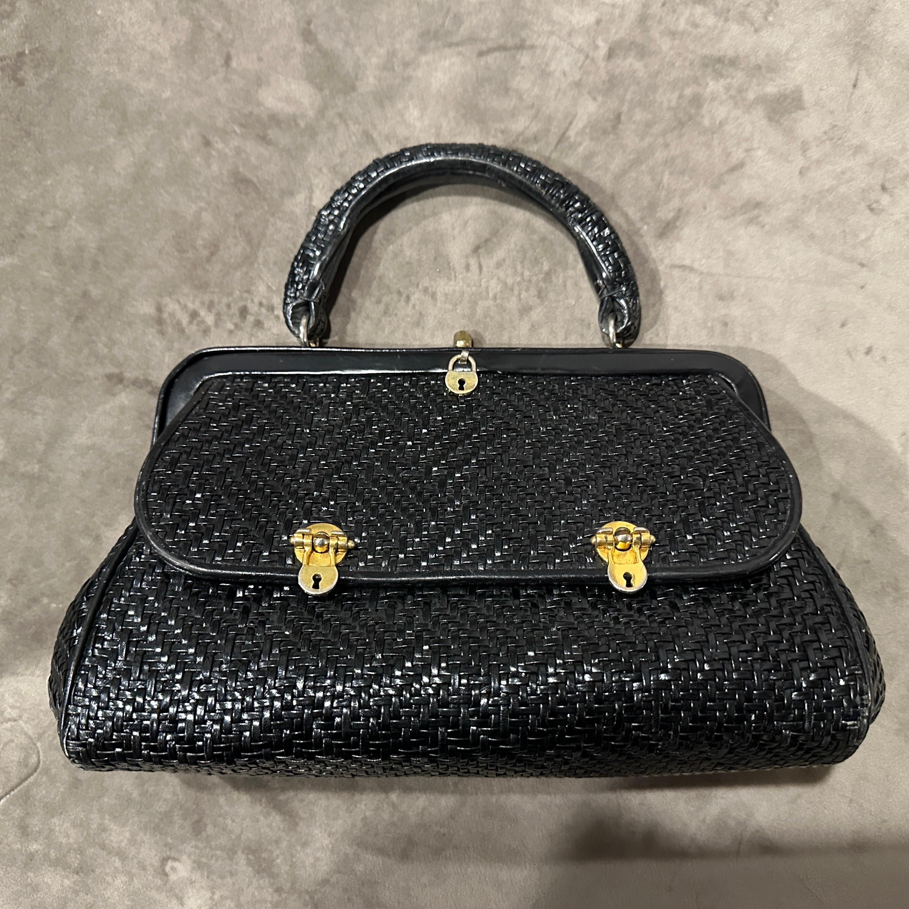 Il s'agit d'un étonnant **sac de soirée des années 1960 de Roberta di Camerino**, une créatrice réputée pour son utilisation distinctive du trompe-l'œil, de l'artisanat vénitien et des matériaux innovants.
Le sac est fabriqué en **cuir noir tissé**,