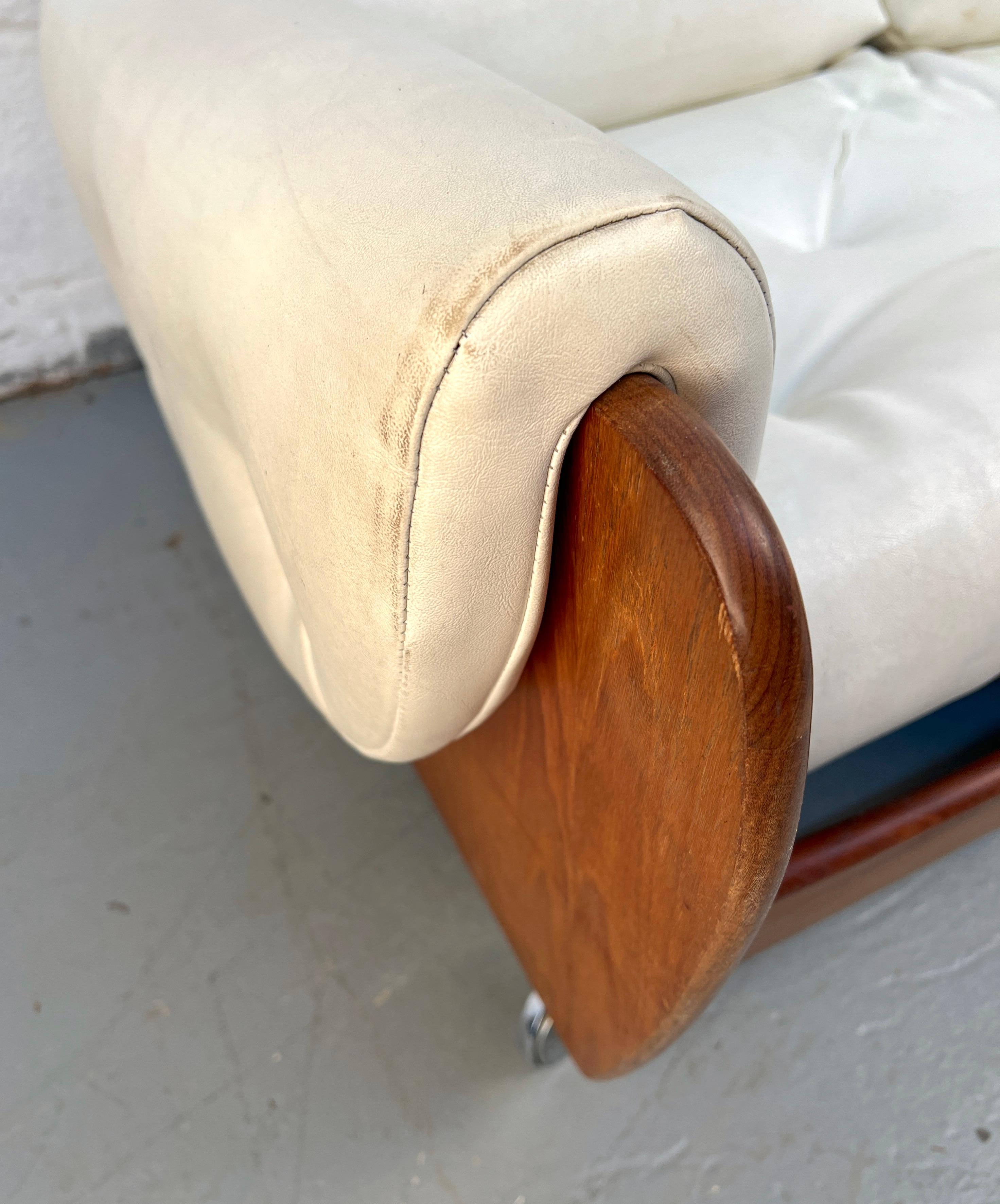 Divano in pelle e legno degli anni '60 di G-Plan in vendita 3