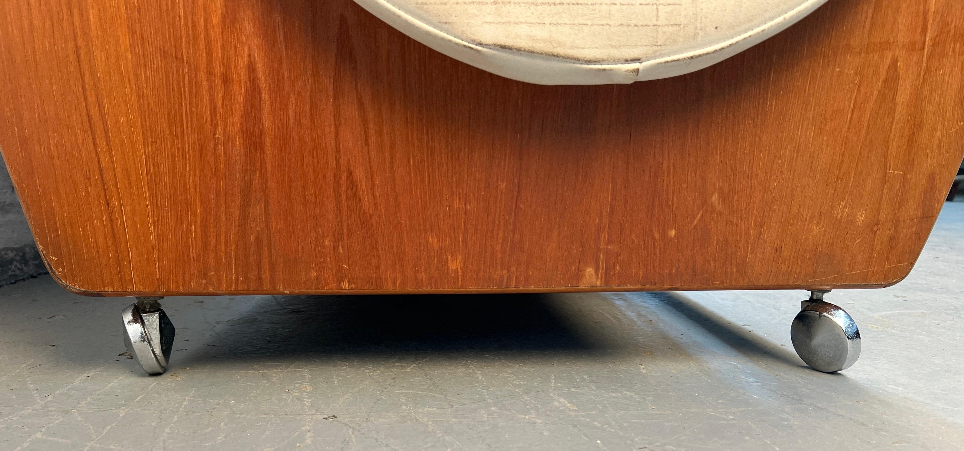 Divano in pelle e legno degli anni '60 di G-Plan in vendita 4