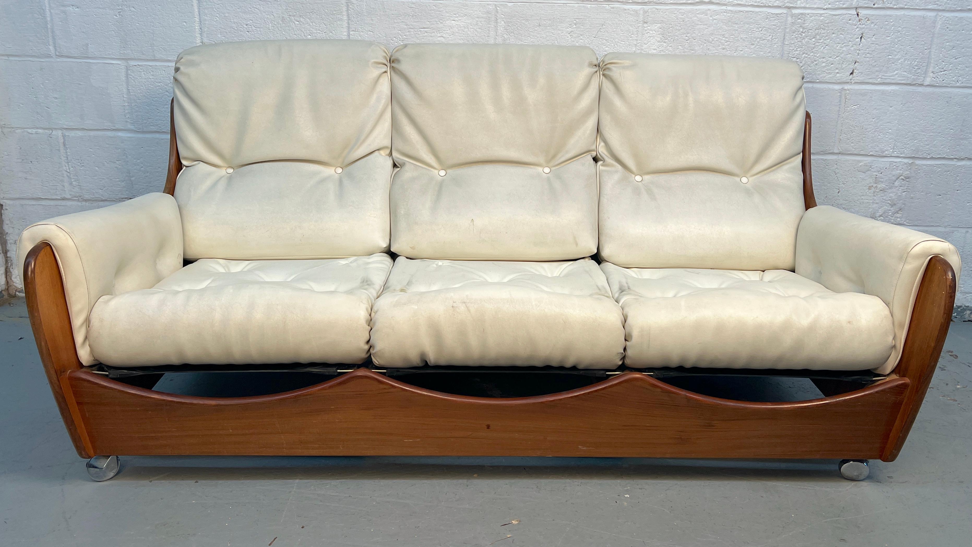 Sofisticato divano in pelle bianca della metà del secolo scorso prodotto da G-Plan negli anni Sessanta. Ha un design elegante e a basso profilo, un rivestimento in pelle liscia e rotelle per una facile mobilità. Un raro ed elegante esempio di