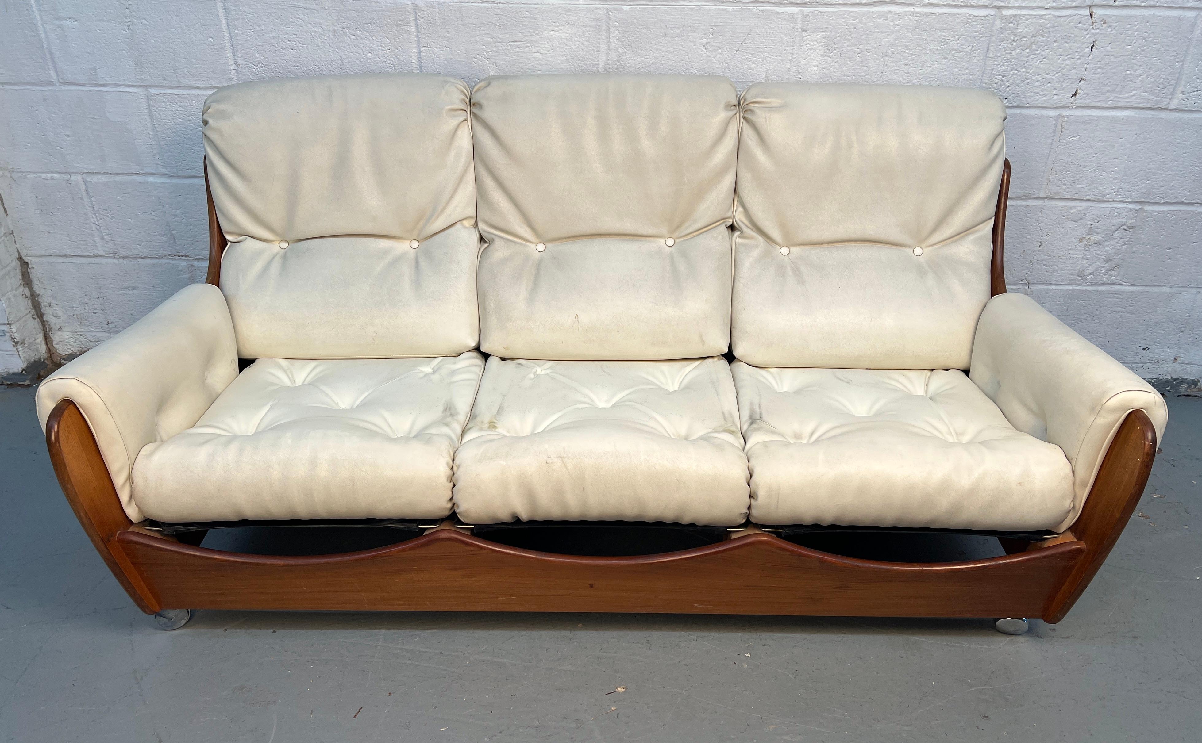 Mid-Century moderno Divano in pelle e legno degli anni '60 di G-Plan in vendita