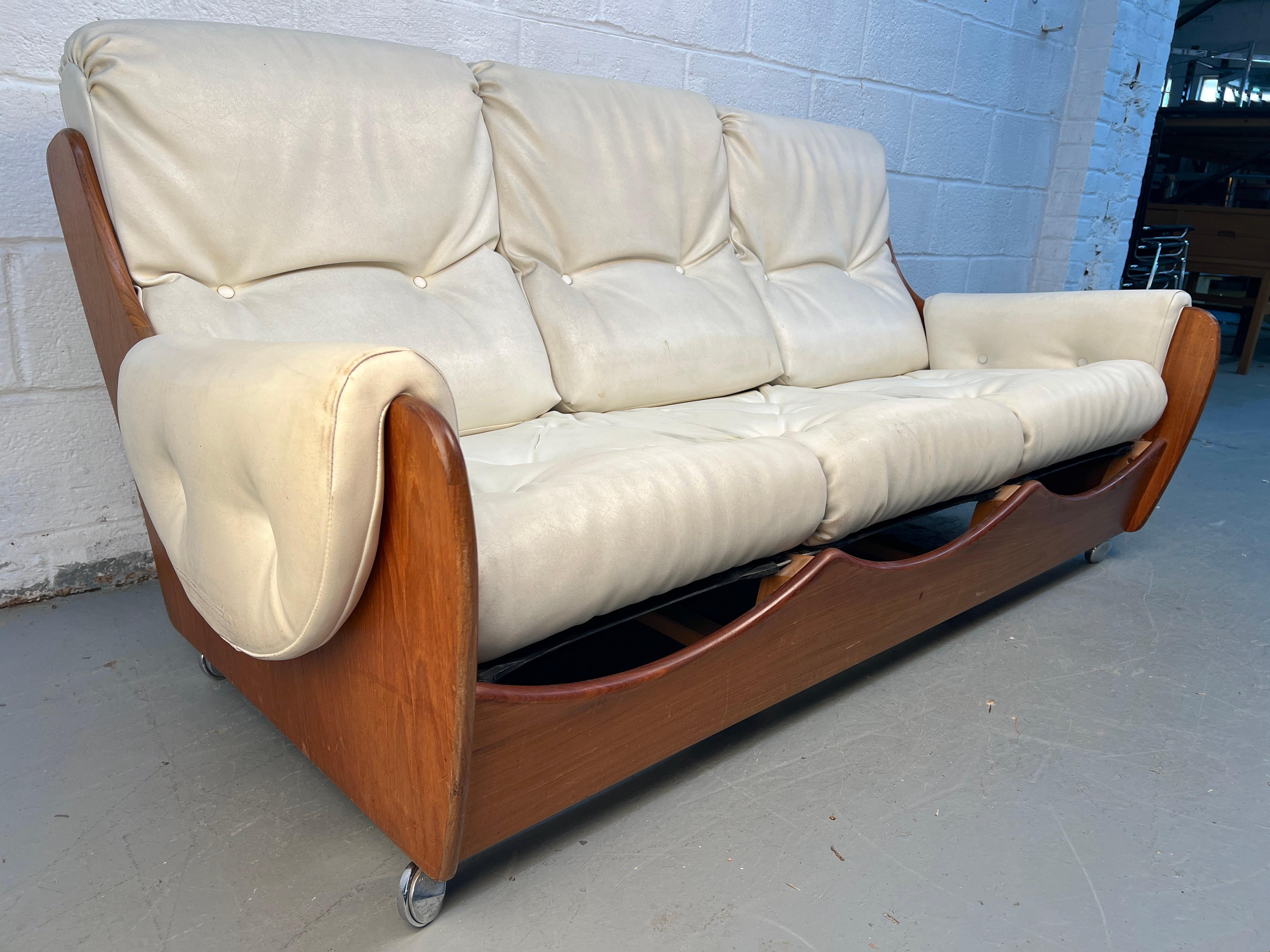 Inglese Divano in pelle e legno degli anni '60 di G-Plan in vendita