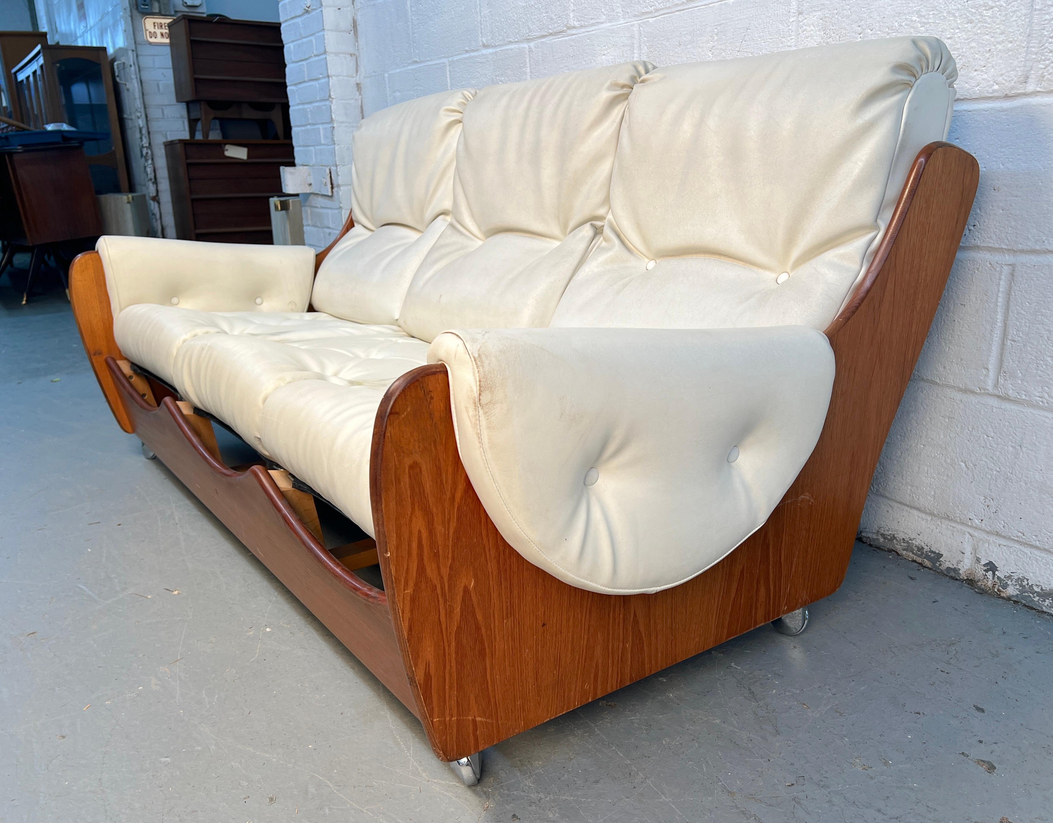 Divano in pelle e legno degli anni '60 di G-Plan In condizioni buone in vendita a Brooklyn, NY