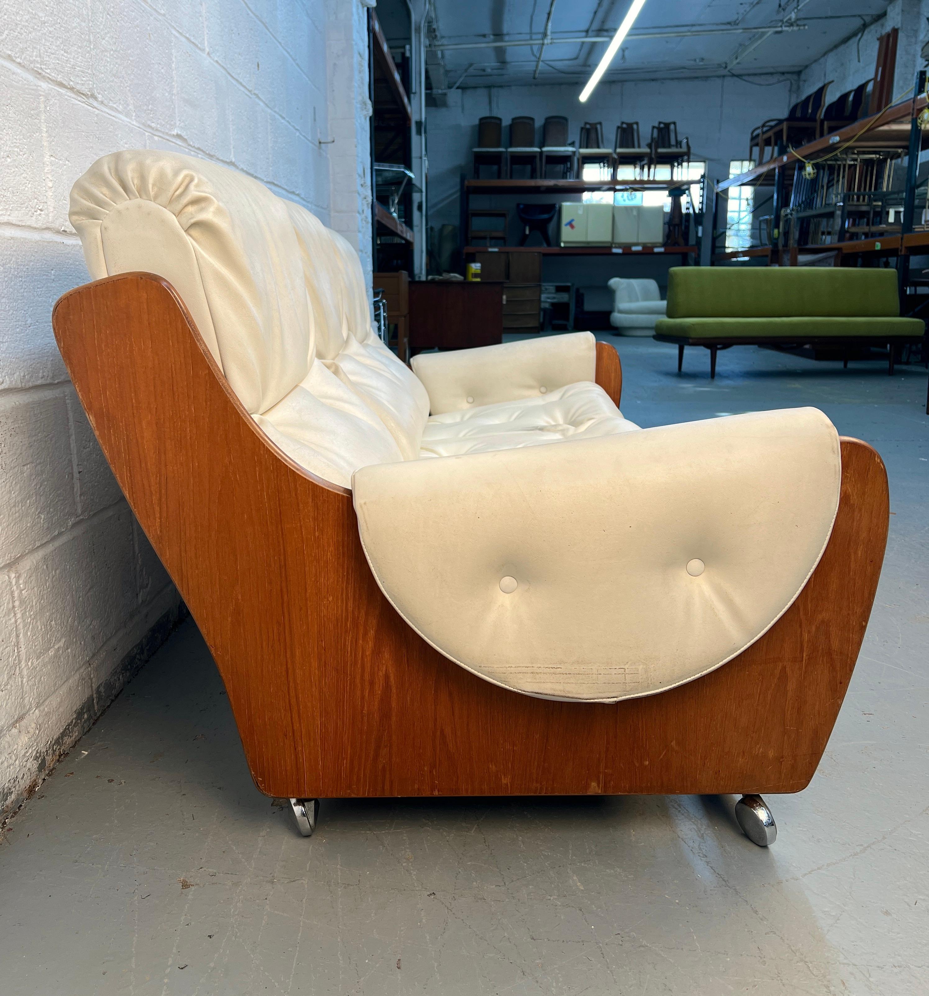 Metà XX secolo Divano in pelle e legno degli anni '60 di G-Plan in vendita