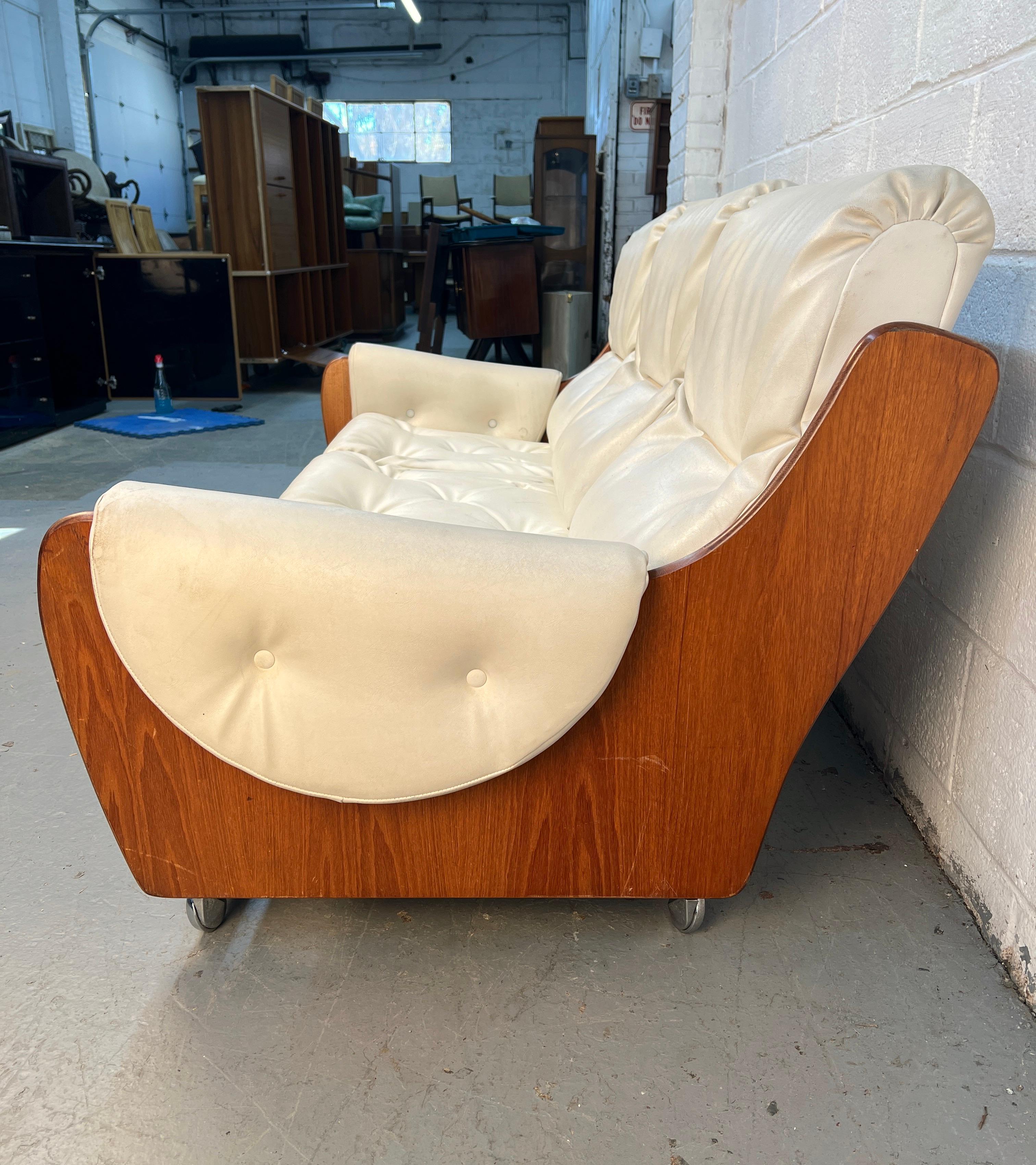 Pelle Divano in pelle e legno degli anni '60 di G-Plan in vendita