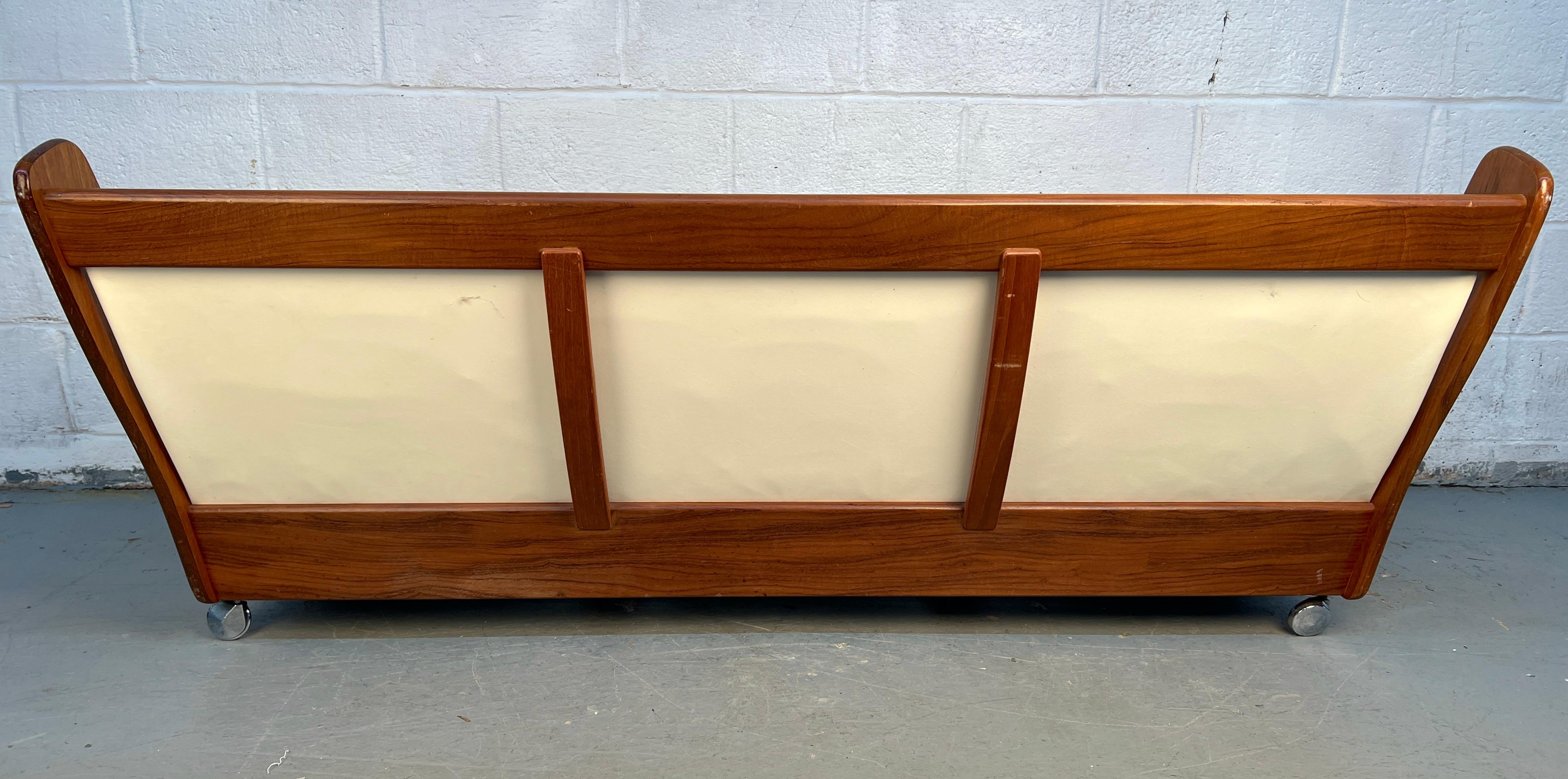 Divano in pelle e legno degli anni '60 di G-Plan in vendita 1