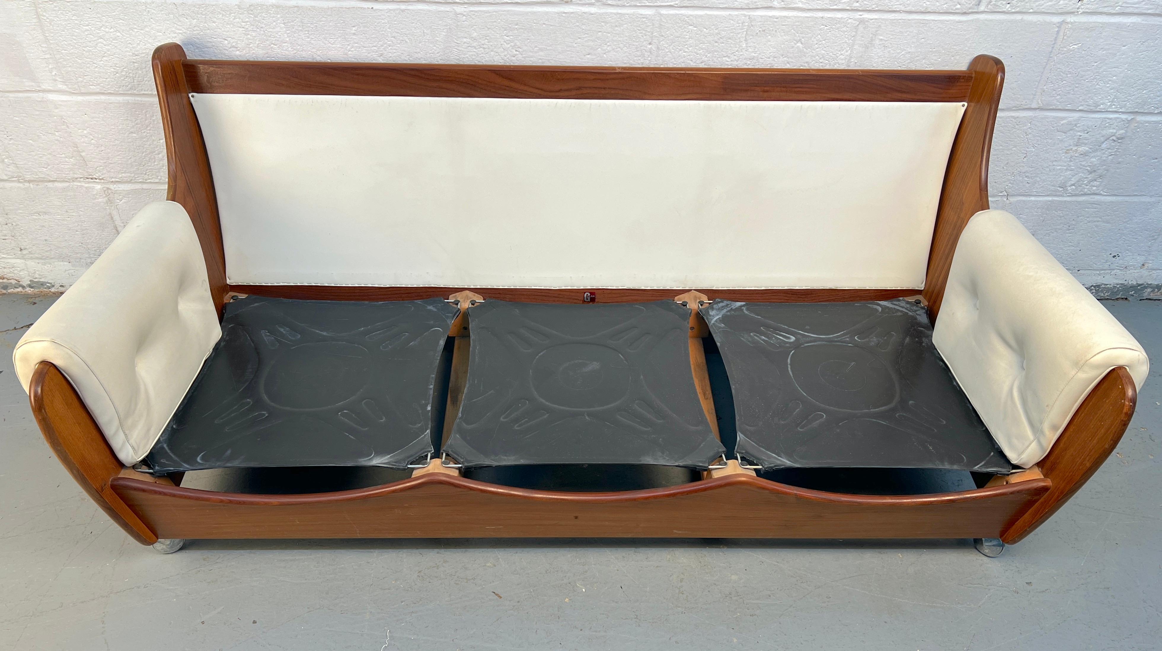 Divano in pelle e legno degli anni '60 di G-Plan in vendita 2