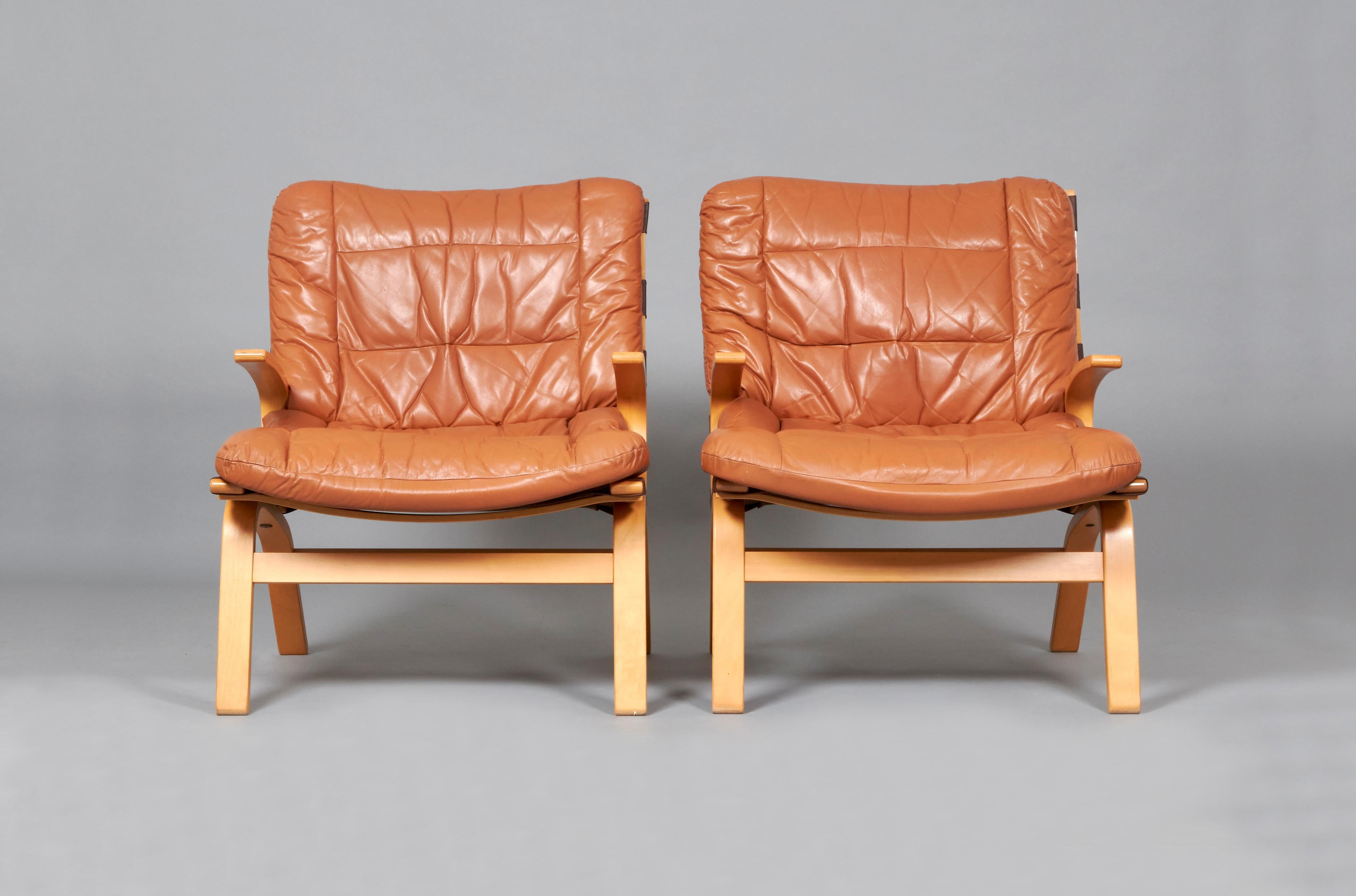 Ein Paar Sessel aus Leder und Buche von Westnofa Furniture, wahrscheinlich von Ingmar Relling entworfen. Norwegen, 1960er Jahre
Ausgezeichneter Vintage-Zustand, Original-Leder in gutem Zustand. Zeigt Anzeichen von Gebrauch und Zeit
