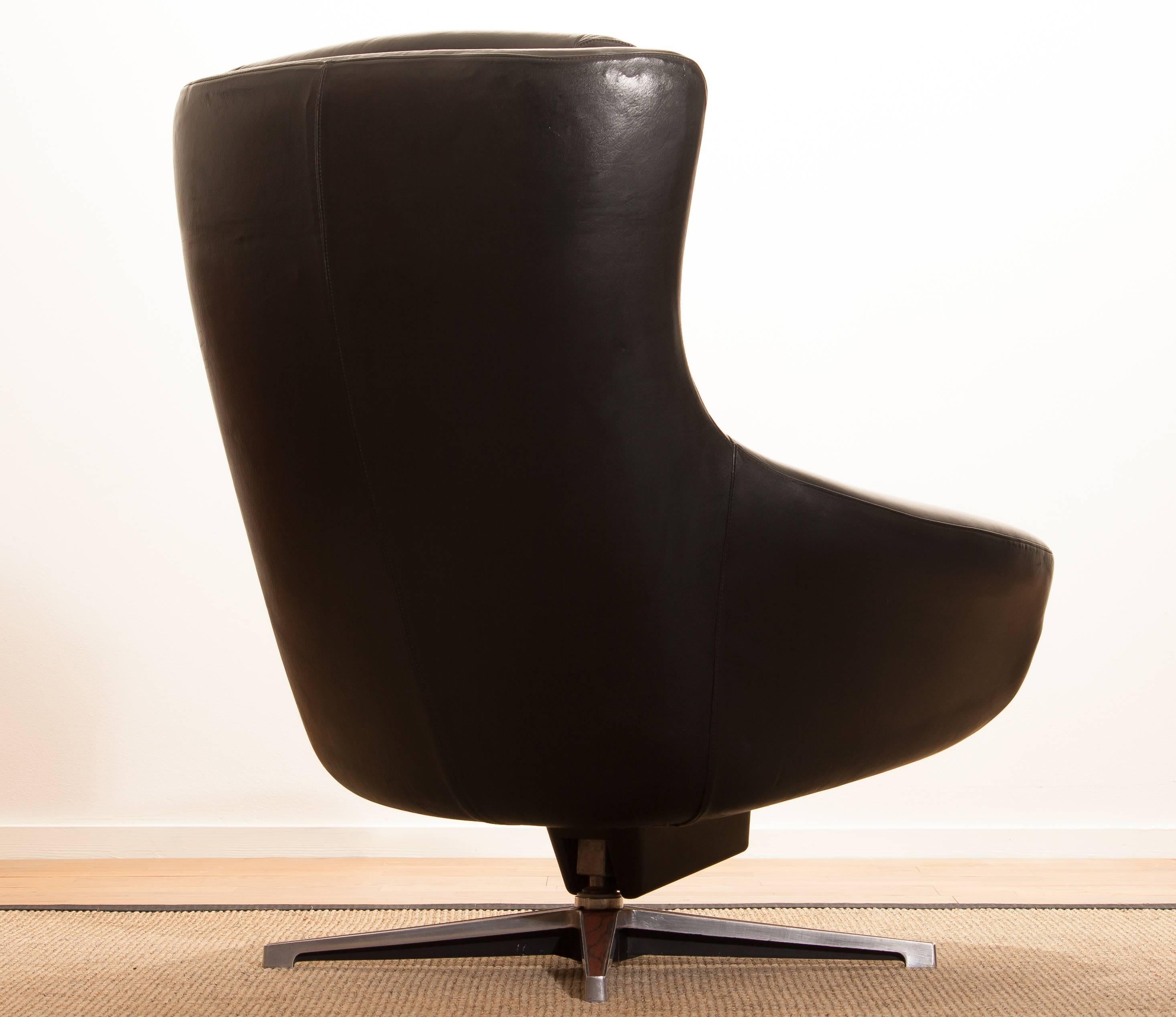 Beautiful swivel lounge chair by Lennart Bender.
This chair is made of a black leather seating on a chromed swivel rocking frame.
It is in a very nice condition.
Period 1960s
Dimensions H 91 cm, W 74 cm, D 70 cm, SH 40 cm.