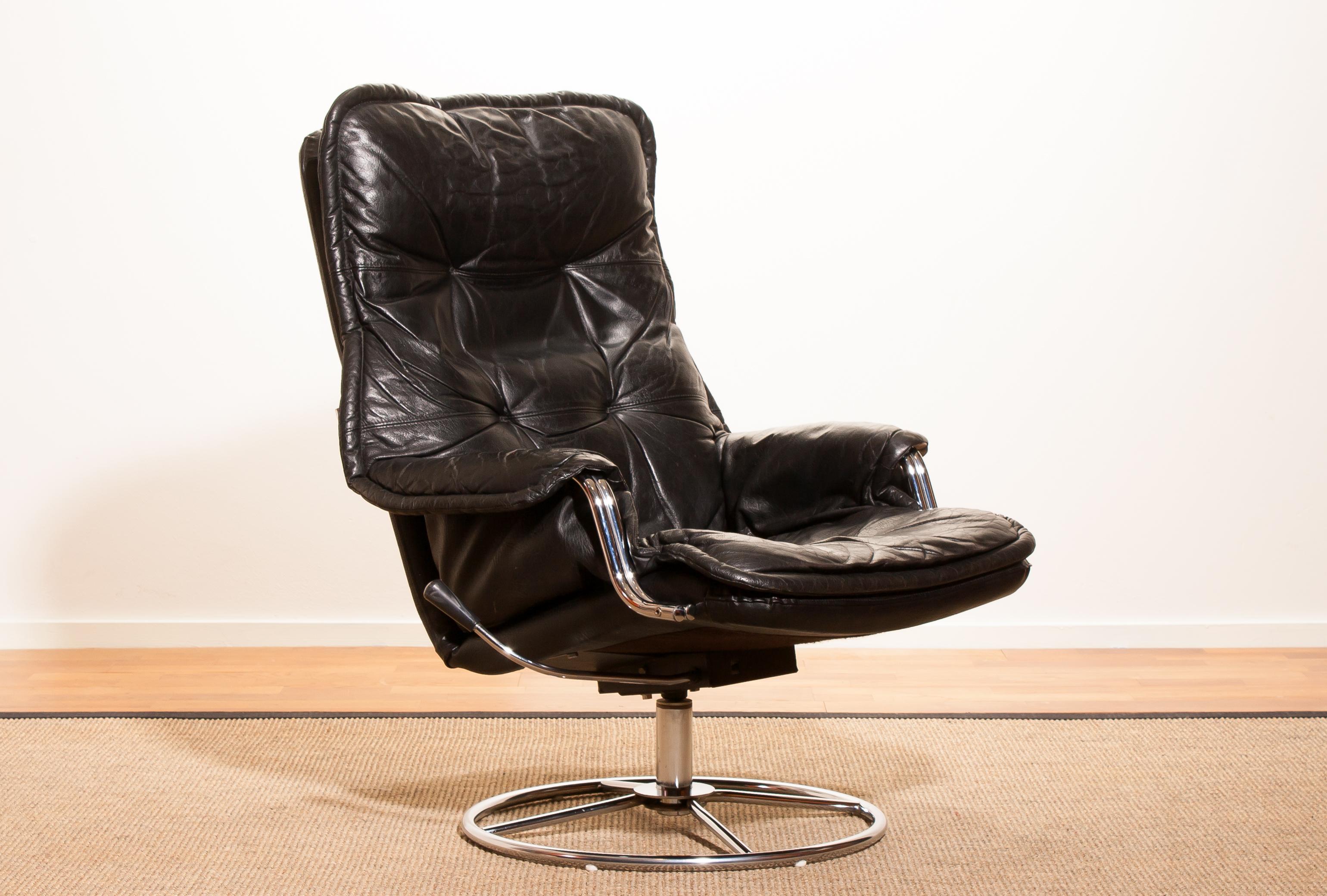 Beautiful swivel lounge chair by Lennart Bender.
This chair is made of a black leather seating on a chromed swivel rocking frame.
It is in a very nice condition.
Period 1960s
Dimensions: H 91 cm, W 74 cm, D 70 cm, SH 40 cm.