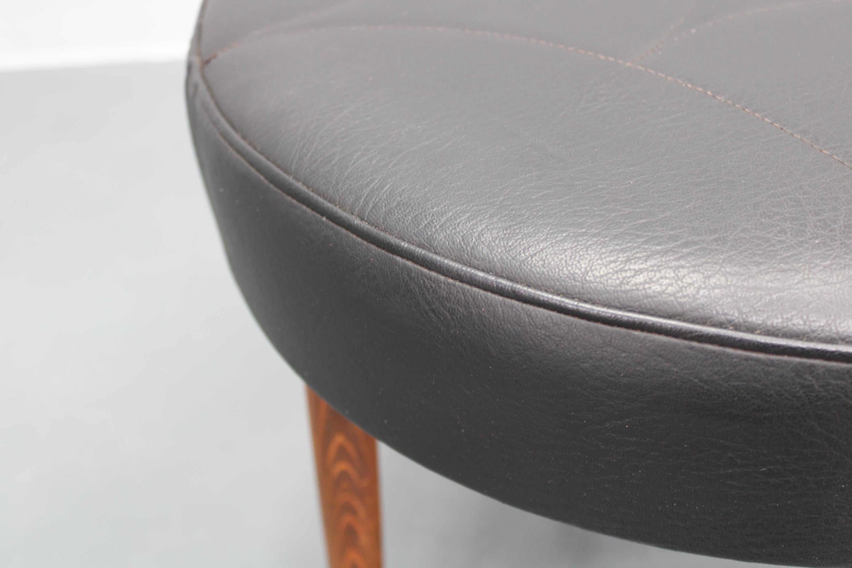 Tabouret danois en cuir des années 1960 Bon état - En vente à Praha, CZ