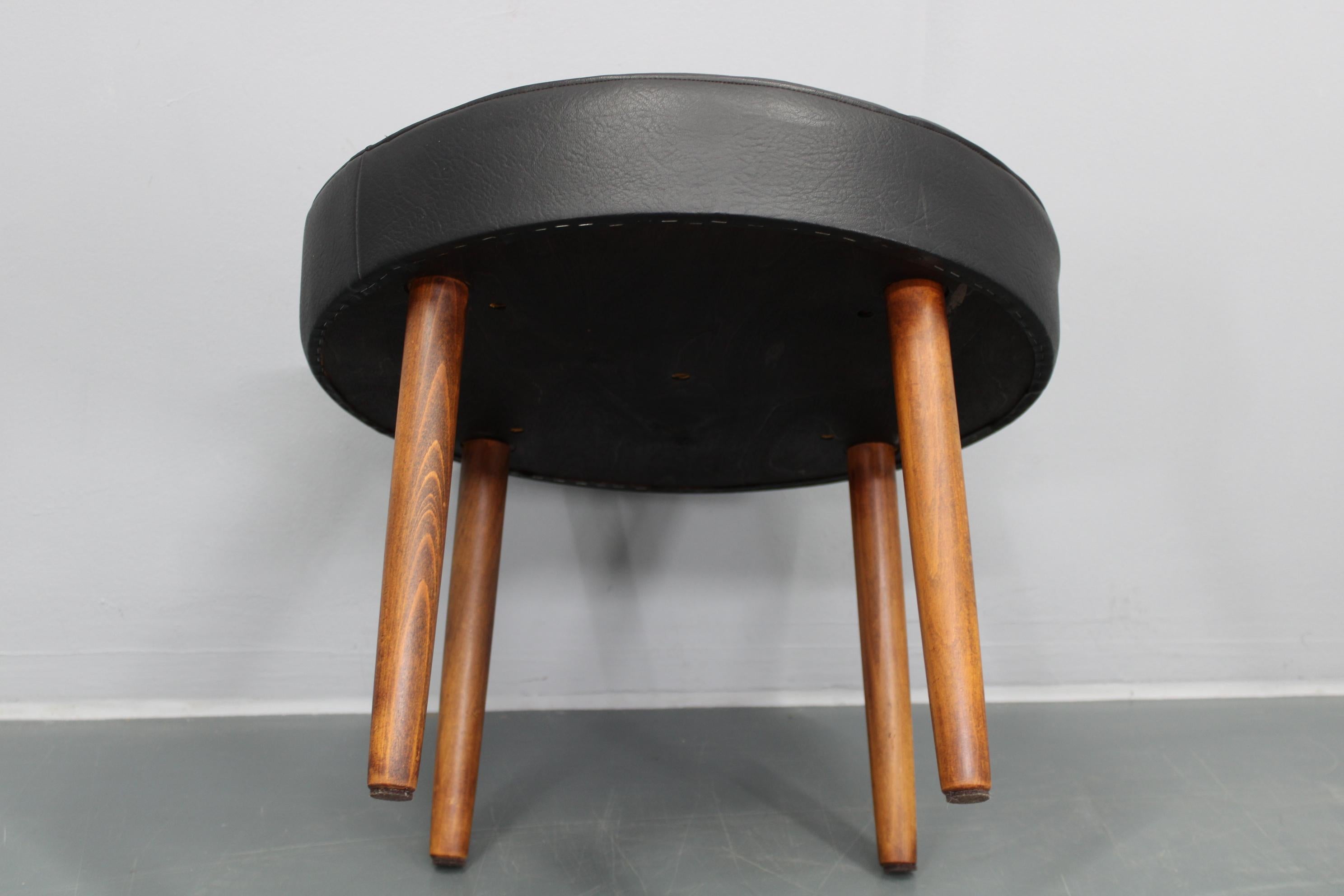 Cuir Tabouret danois en cuir des années 1960 en vente