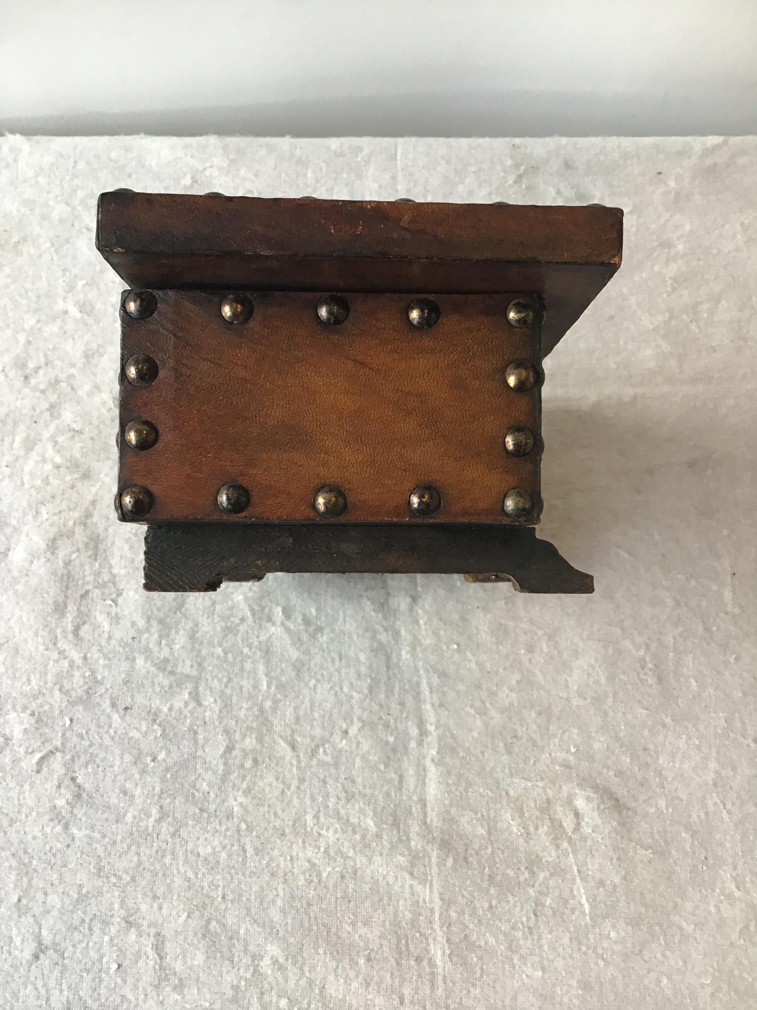 Boîte en bois cloutée en cuir des années 1960 en vente 2