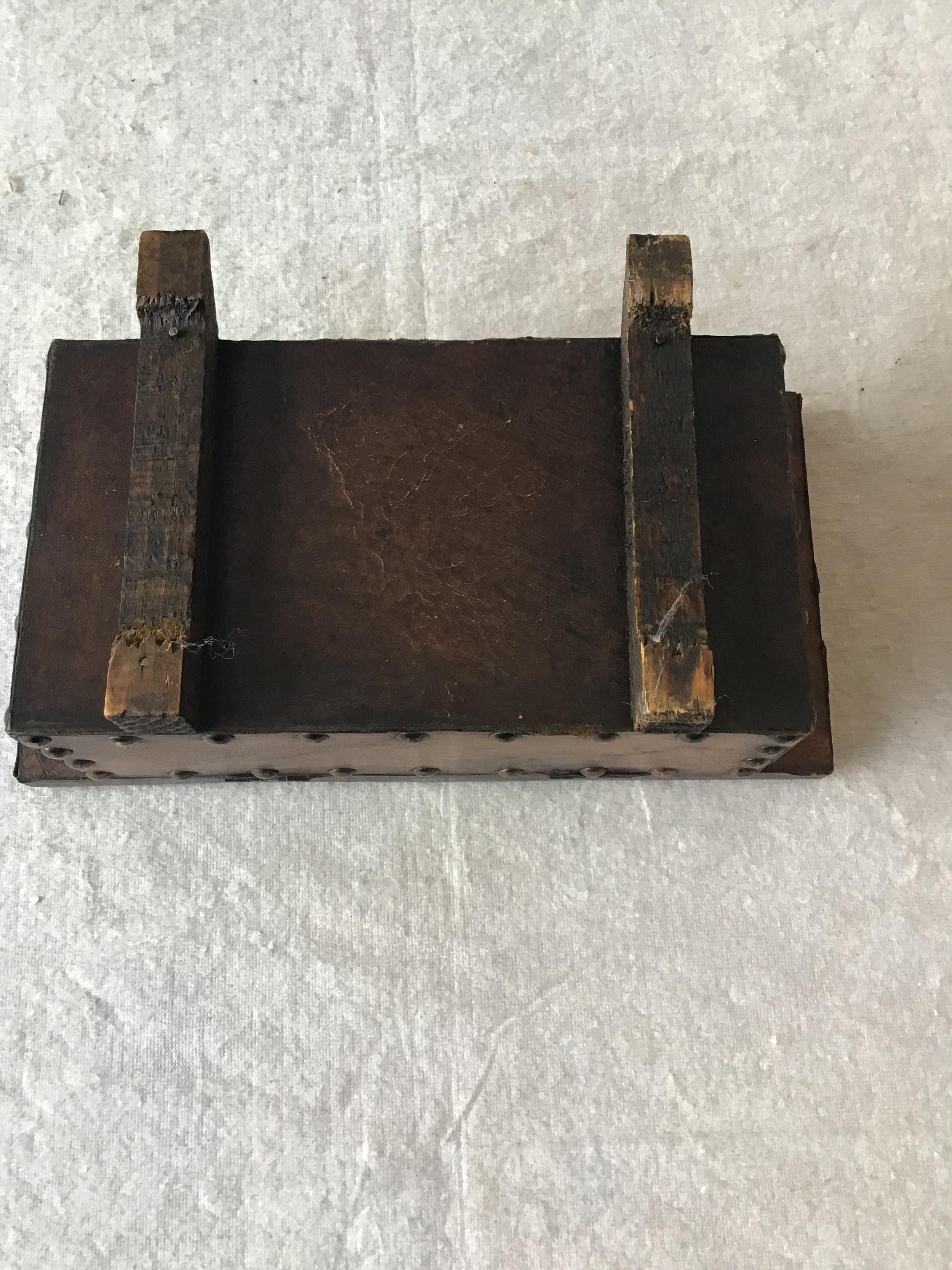 Boîte en bois cloutée en cuir des années 1960 en vente 3