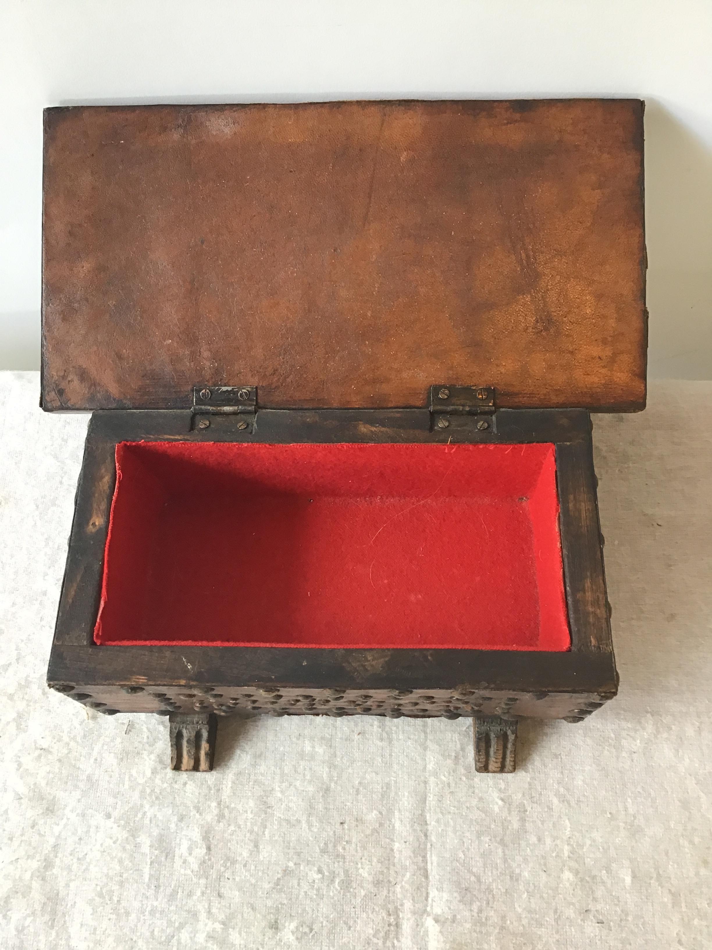 Boîte en bois cloutée en cuir des années 1960 en vente 4