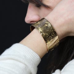 Pulsera brazalete ancha de oro rosa de 18 quilates con motivo de hojas de los años 60