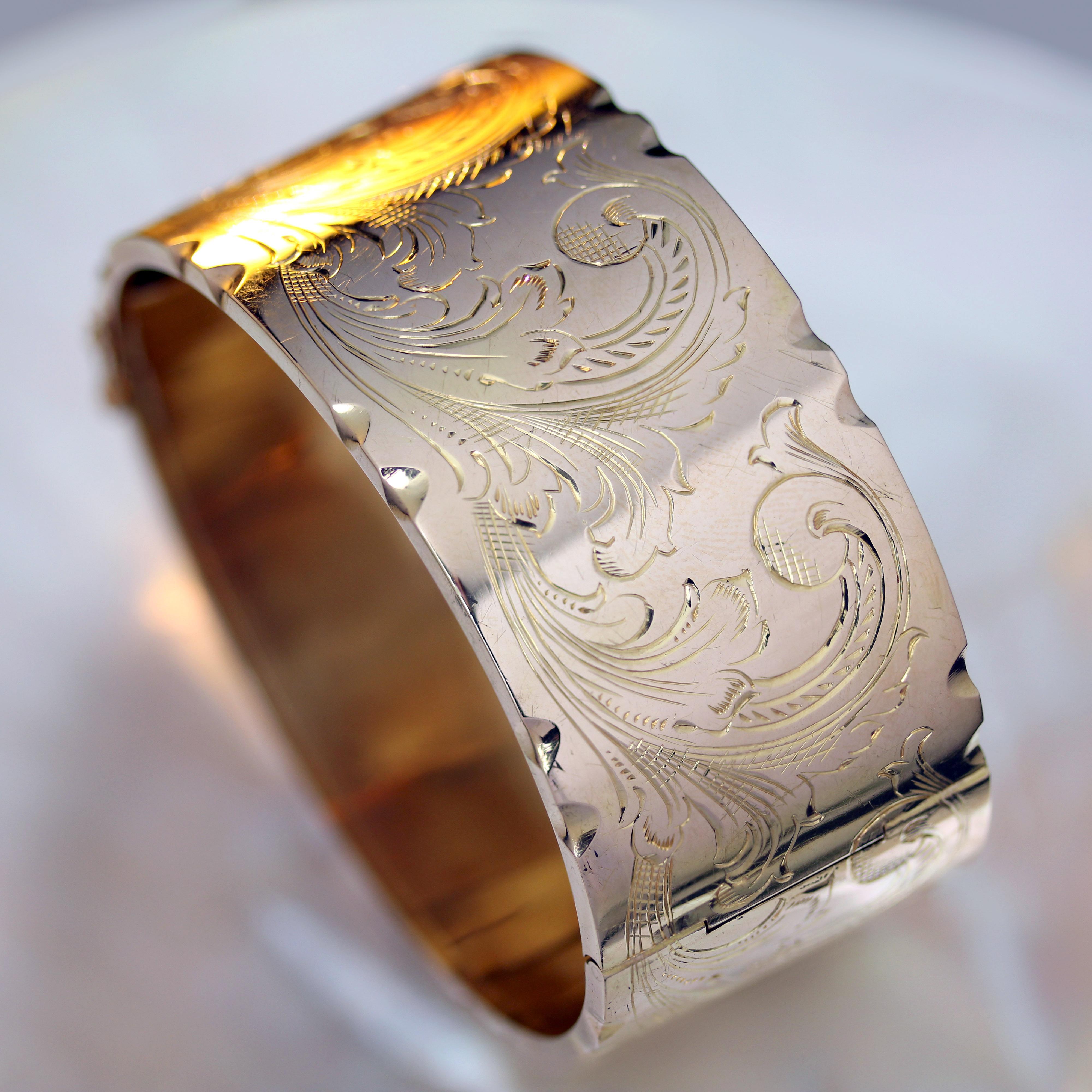 Napoléon III Bracelet jonc large en or rose 18 carats à motif de feuilles des années 1960 en vente