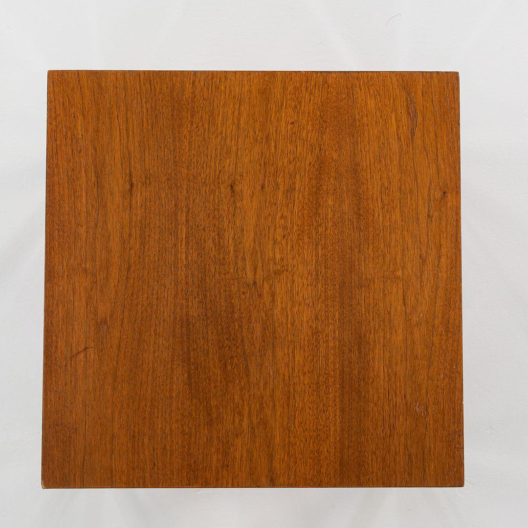 1960s Lehigh Leopold Walnut Side/End Table with Legs Attributed to Gordon Bunshaft (Table d'appoint en noyer avec pieds attribués à Gordon Bunshaft) en vente 4